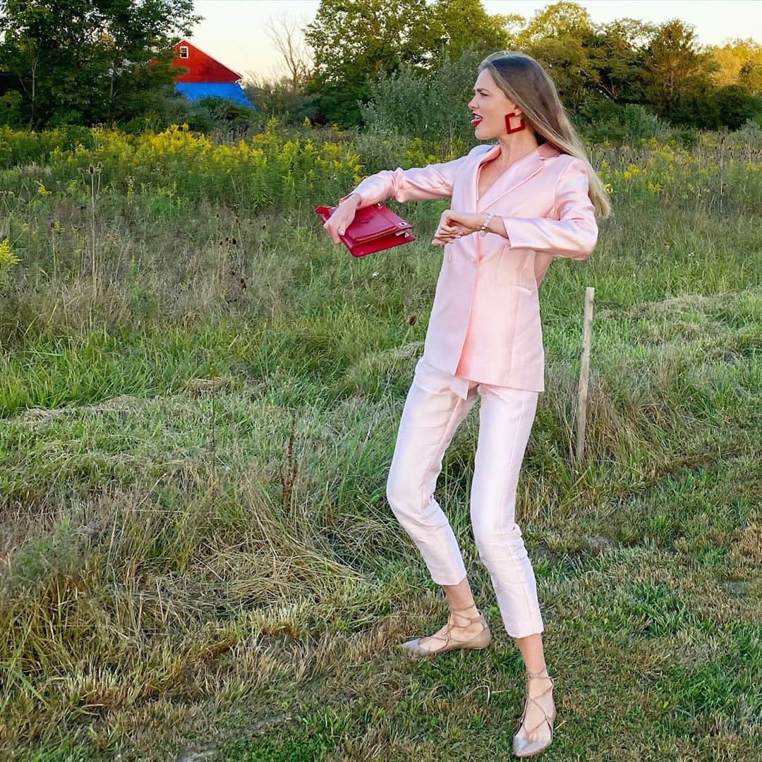 ヴラダ・ロスリャコヴァのインスタグラム：「Here is my favorite part of me. So I put it infront of the typical ones. Позировала-позировала, чтоб выложить сюда красивенькое фото... в итоге решила что вот так лучше.」