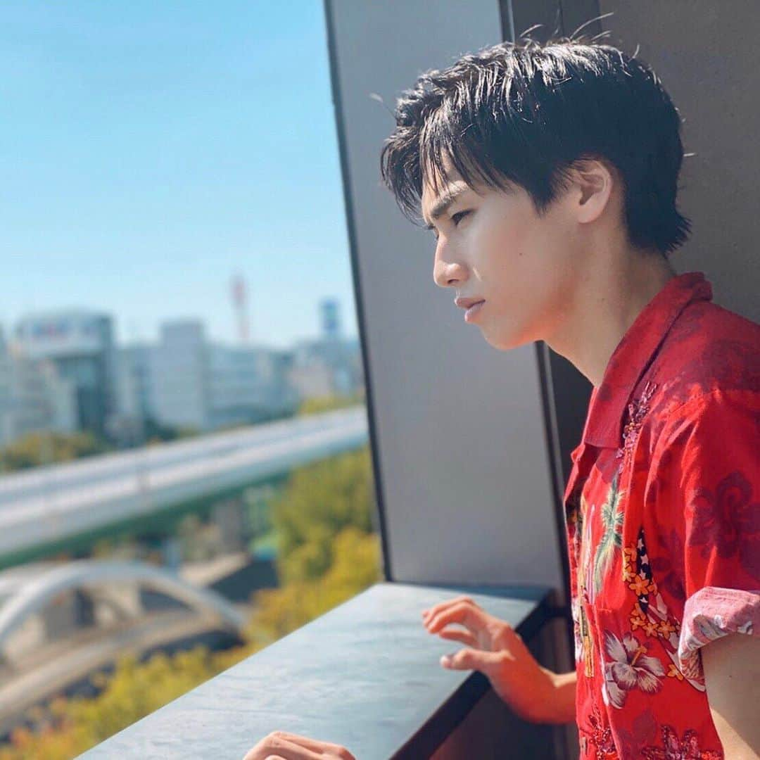 祭nine.のインスタグラム：「リーダーです👨‍💻 夏を満喫してます🌴 😽陸人くんが撮ってくれました！ #祭nine #夏 #リーダー #寺坂頼我 #はっぴっぴ〜 #いつかはパソコン早く打てるようになりたい #アロハ〜 #ヤシの実欲しい #いつかサバイバルしてみたい #その時はシャンタン持っていく」