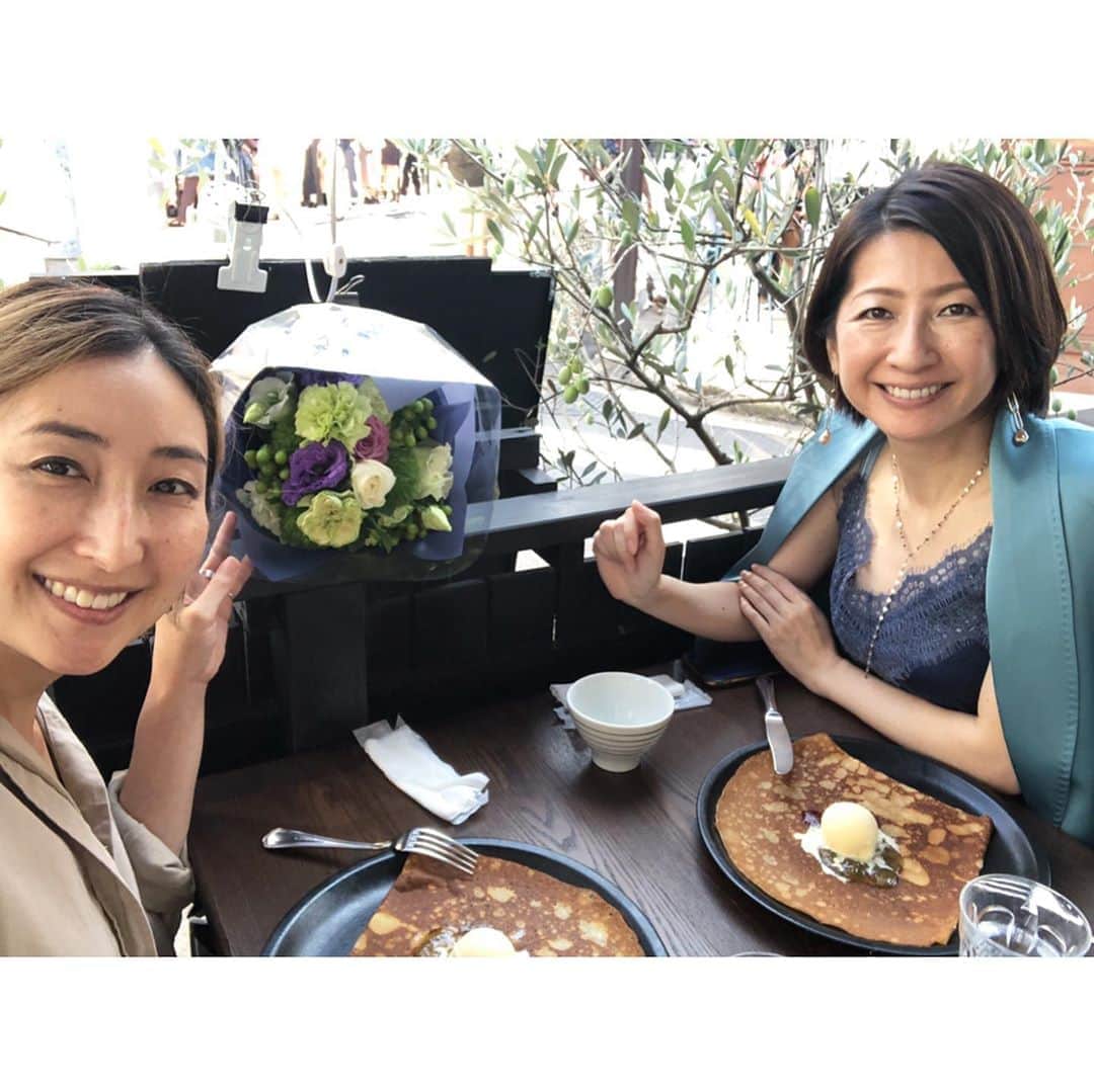 白木夏子さんのインスタグラム写真 - (白木夏子Instagram)「お姉ちゃんみたい、大好きな治子さん @harukokawashima 花束いただいて心が震えた🥺花束もらうのいつぶりだろう…とってもいい香り、癒された💐」9月21日 22時34分 - natsukoshiraki