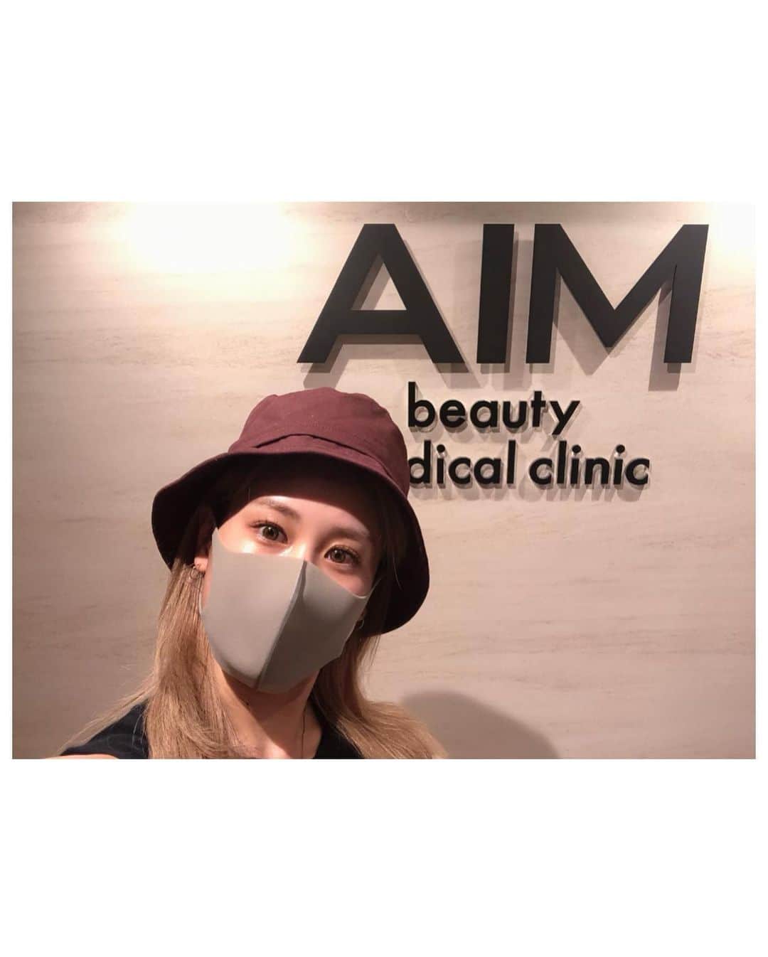 都築青空さんのインスタグラム写真 - (都築青空Instagram)「𝘼𝙄𝙈 𝙗𝙚𝙖𝙪𝙩𝙮 𝙢𝙚𝙙𝙞𝙘𝙖𝙡 𝙘𝙡𝙞𝙣𝙞𝙘 🏥 @aim_clinic_rie  @aim_clinic_hazuki  マッサージピールを受けてきました💆‍♀️ 施術から3日経つんだけど、 メイクノリがめちゃくちゃよくて、 肌がつやつやで感動している🥺 . . 前にAIM beauty medical clinicに行った時に、 ウェディングドレス着るときに、首とデコルテの シワや黒ずみ色素沈着が気になるって伝えたところ、 マッサージピールをお勧めしていただいて、 楽しみにしてたの♡ ここのクリニックはカウンセリングが本当に丁寧で、 きちんと自分の悩みにあった施術を提案してくれるので、 とっても安心できるおすすめのクリニック！🏥 . . ピーリングって皮膚剥離のイメージがあったんだけど、 マッサージピールは、皮膚剥離せずに、 薬剤を浸透させて、コラーゲンの生成促進をもたらすタイプ🙆‍♀️ お肌にハリとツヤをもたらすだけじゃなくて、 リフトアップの効果もあるんだって😉  顔だけじゃなくて首やデコルテに できる施術ってあんまりないから、 花嫁美容など、気になってる方には本当におすすめ😌 . .  #aimbeautymedicalclinic #マッサージピール#メディカルエステ #泉岳寺駅#美肌#港区#フェイシャルエステ#hifu#ダーマペン#サリチル酸#ピーリング#脂肪溶解注射#脱セルライト 美脚#膣ケア#ポレーション導入#医療脱毛#毛穴洗浄浄#小顔注射#水光注射#シミ#シワ改善#美容女子 #花嫁美容 #花嫁応援#花嫁美容#花嫁美容レポ#プレ花嫁#結婚式延期 #ウェディング前撮り #スタジオ前撮り #ドレス試着」9月21日 22時38分 - aozora723