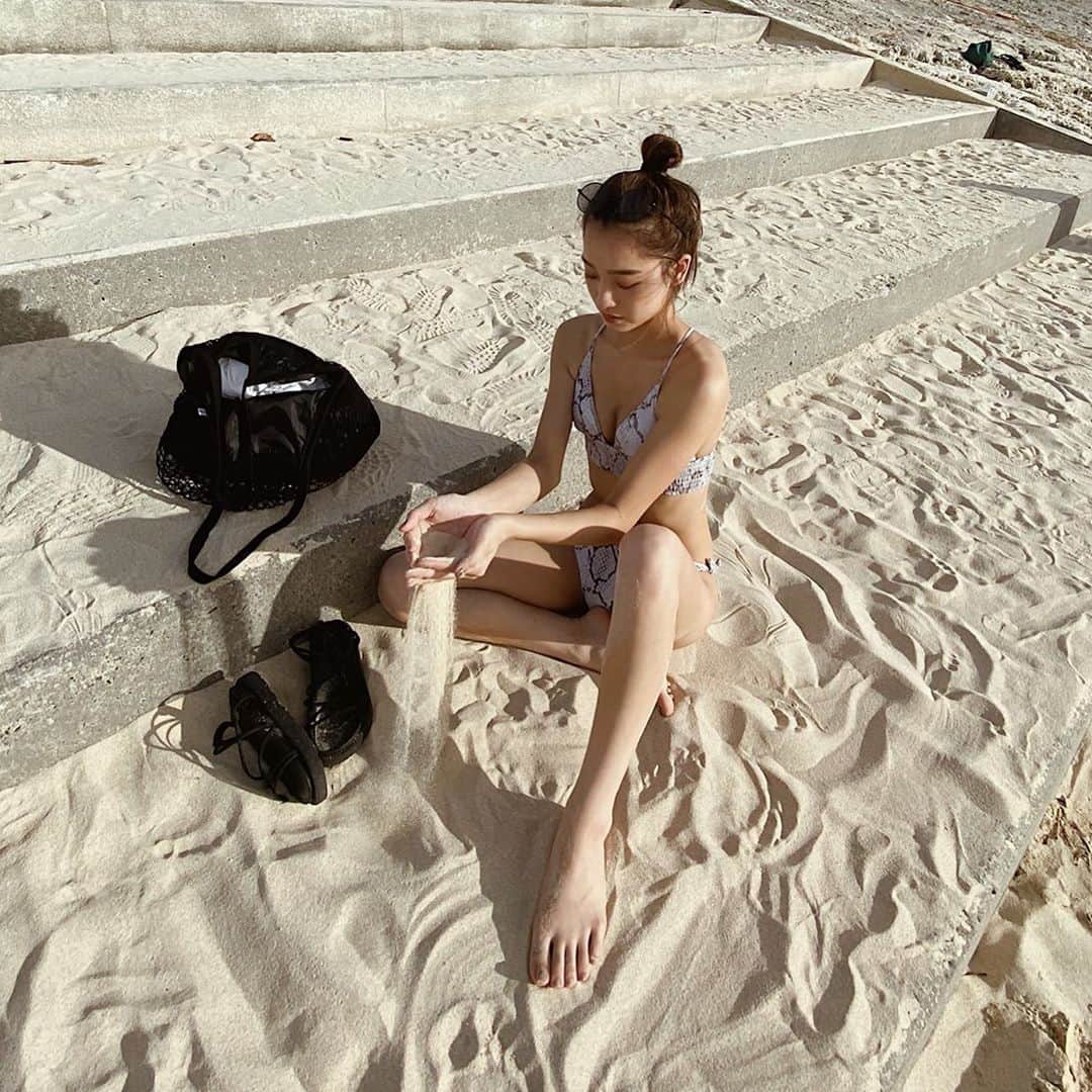 大和屋穂香（ほのちぃ）さんのインスタグラム写真 - (大和屋穂香（ほのちぃ）Instagram)「・ 夢中になって砂で遊ぶ22歳です🐚 鞄の中見えてるのはご愛嬌ね、、、」9月21日 22時39分 - honochii0919