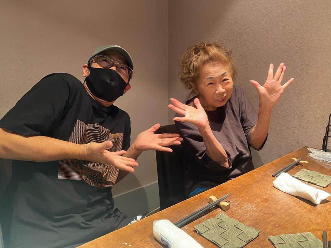 火口秀幸のインスタグラム：「敬礼の日？ 母に敬礼しました、、いゃ、、、  敬老の日 ちょっと敬ってみました。 #吉本坂46 #RED #HideboH」
