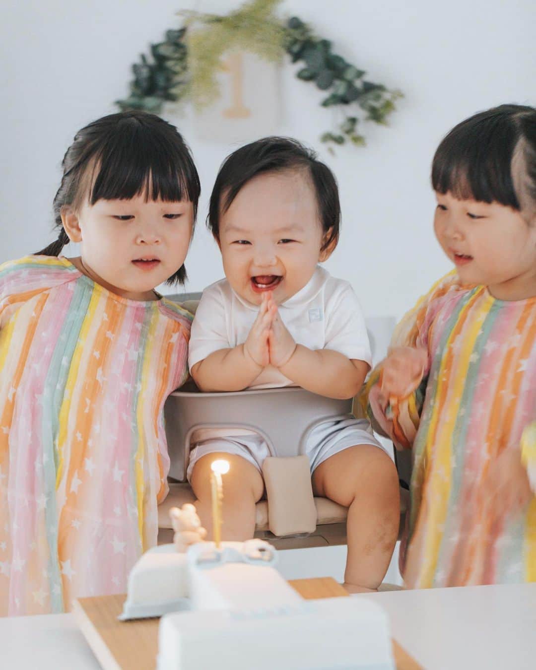 MOMOツインズのインスタグラム：「Thank you for the sweet birthday wishes everyone! Luke is blessed and from the looks of it, he had a blast ❤️ #Luke1st」