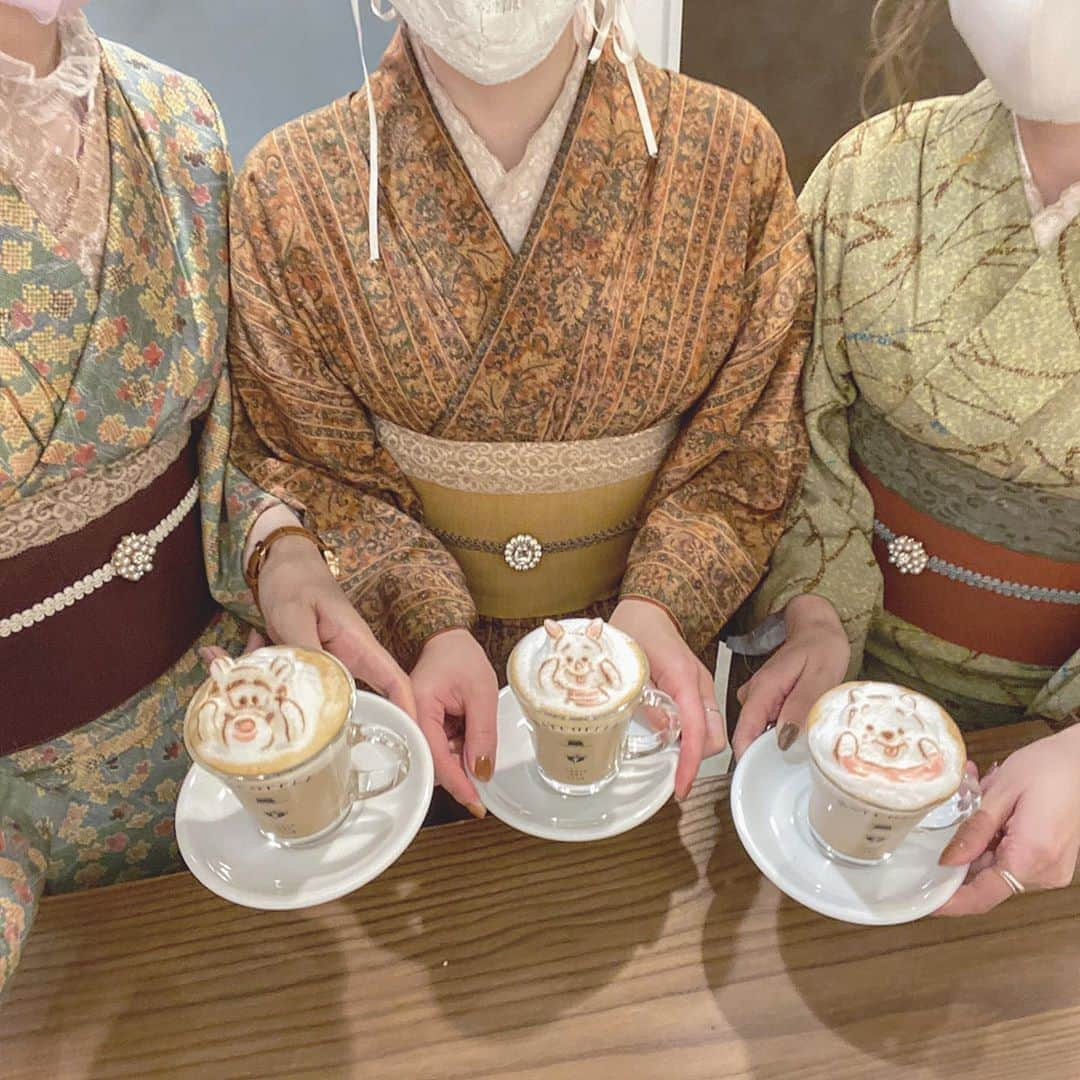 たんりいさんのインスタグラム写真 - (たんりいInstagram)「. . さきちゃんとのんちゃんと 着物で遊びに行ってきた〜💞💭 . @hat_coffee ☕️♡ . 今回もかっち( @kci.bymx )に 3Dラテアート描いてもらったああ🍯 これは可愛すぎるよっ!! 流石〜💞 . . Village( @village_tokyo )で着物着て @hat_coffee のハシゴおすすめだよ〜👍♡ ご飯メニューも美味しいよ！ . . #hatcoffee #ハットコーヒー #浅草カフェ #蔵前カフェ #ラテアート#カフェ巡り #カフェ #3dラテアート #プーさん」9月21日 22時48分 - tanrii97