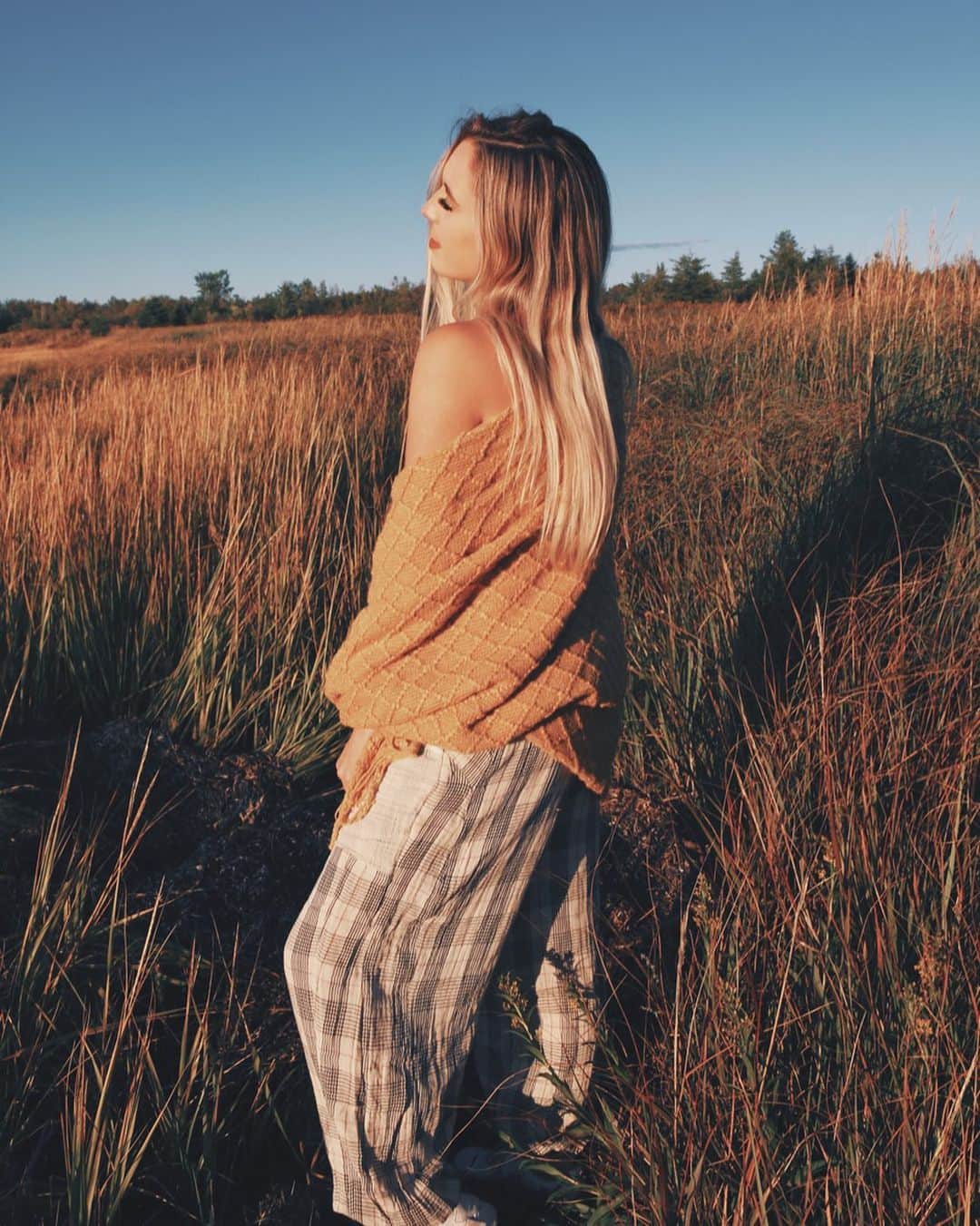 Kalyn Nicholsonさんのインスタグラム写真 - (Kalyn NicholsonInstagram)「standing at an in-between of overlapping crossroads a place in which life has led me mapped by passions, decisions and mirrors all to point me to my next great journey  but how are you to know to go left or right sign on or log off share this or keep that wrapped in the understanding  or tainted words of strangers hiding underneath an alias striking words that hurt them first  how easily we find connection and creation or corruption and indignation when we go hunting for virtual validation to make sense of how we feel  I wonder what is it all for when the beast you're fighting is masked in self-doubt under a wish to not feed algorithms over authenticity knowing the cheat schemes and tactics calling chameleons our champions our heroes and our goals  an agenda of consumerism a new way to sell the idea that you too can be beautiful can be worshiped can belong for the small cost of feeling safe within your body, mind and soul now looped in to never ending purchases to keep up with the trending ways that make you fear who you really are over who the world says you should be & that's where I'll draw the line even if it means I sink into the undertow  but then again, I caught myself staring at a bird across the water wondering  how does a bird know to go south or return north and how can it keep the energy to never stop flapping its wings  despite the treacherous journey?  it's intuition purest nature life within these things never rush an easy thing to do when there is nothing to prove no fictional finish line means no race and your means of survival isn't tied to your face  I let go again and then again wondering when will be the landing trusting my gut and following each golden hour breaking free of endless mental midnights I feel my feet catch earth beneath me and realize it doesn’t really matter  for as long as I am breathing and the hearts I love keep beating if the sun can blanket my face and the stars keep answering my curious questions in the night  my wings will keep soaring flying me to where I need to be trusting the nature within me online or off east or west the only follow that counts is that of my being.」9月21日 22時53分 - kalynnicholson13