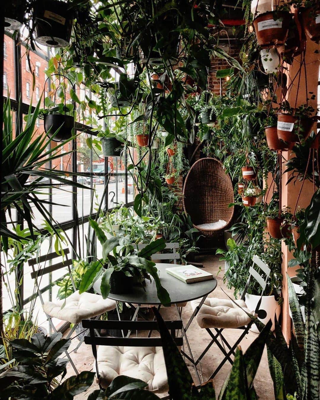 MT DOMAINEさんのインスタグラム写真 - (MT DOMAINEInstagram)「PSA: It's National #IndoorPlantWeek, and we're celebrating it by highlighting some of our favorite plant-filled rooms. Follow along this week, and tag a plant-lover down in the comments to follow along too. 🌿 📸: @crazycatladyldn @greeneryunlimited」9月21日 22時55分 - mydomaine