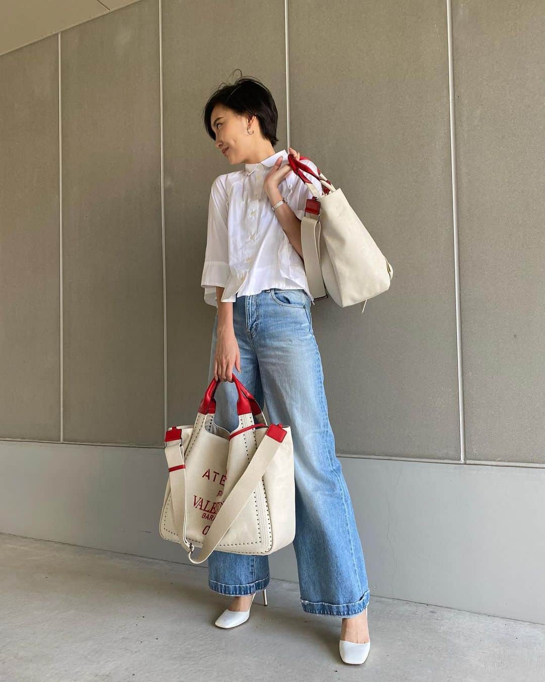 木村安梨沙のインスタグラム：「大好きな　@maisonvalentino の 限定のbagをママがgetしてたので拝借🙏❤️ やっぱりどっちもめっちゃ可愛い😂❤️ ありさ的には２枚めのリボンの方がタイプ❤️ これ、中身めっちゃ入るしショルダー付いてるから かけれるしめっちゃ便利！！！ 服選ばないからかなり使えるし、 今度は内緒で自分の家に連れて帰ろ🤫笑」
