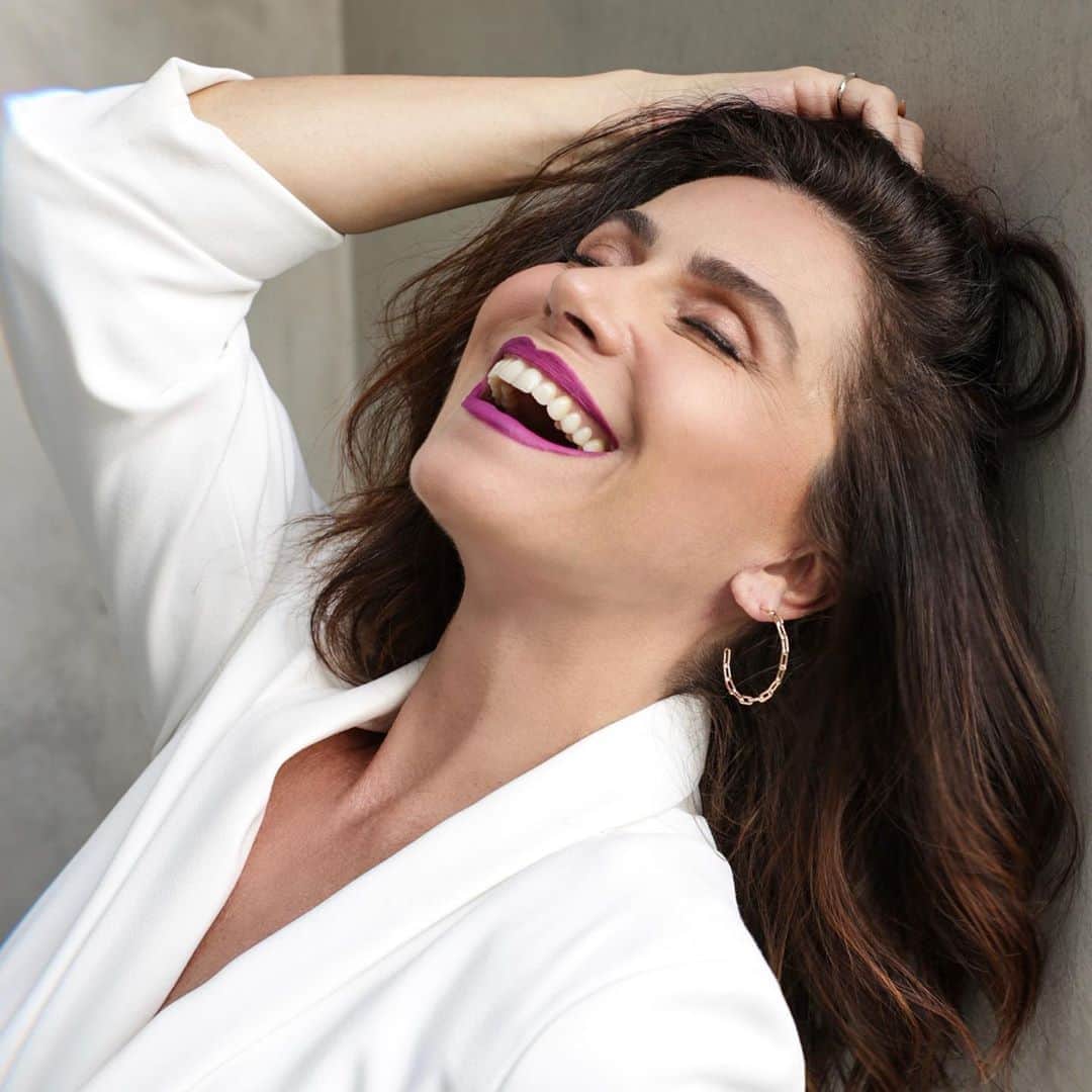 Giovanna Antonelliのインスタグラム：「A liberdade fica  O medo sai A alma fica Os personagens saem  Os sentimentos ficam As máscaras saem A coragem fica As dores saem Só amores e valores ficam  Como disse Clarice Lispector  “o destino de um mulher é ser mulher” E eu amo ser mulher!」
