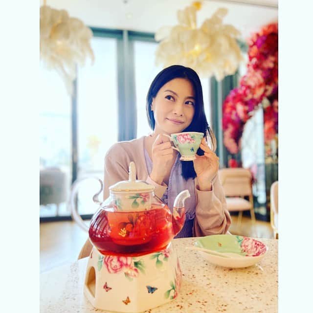 七瀬遥のインスタグラム：「可愛い〜〜〜🌹🌸🌹🌸 こんなお洒落なティーポットにティーカップ☺️☺️☺️優雅な気分にさせてくれる🥰 可愛いもの、美しいもの、好きな物に囲まれる空間って心地が良いよね☺️💖   #可愛い#お洒落#カフェ#美しい#素敵#ドバイ#cafe#flower#happy#beautiful#cute#happiness#trip#Dubai#good#smile#japan」