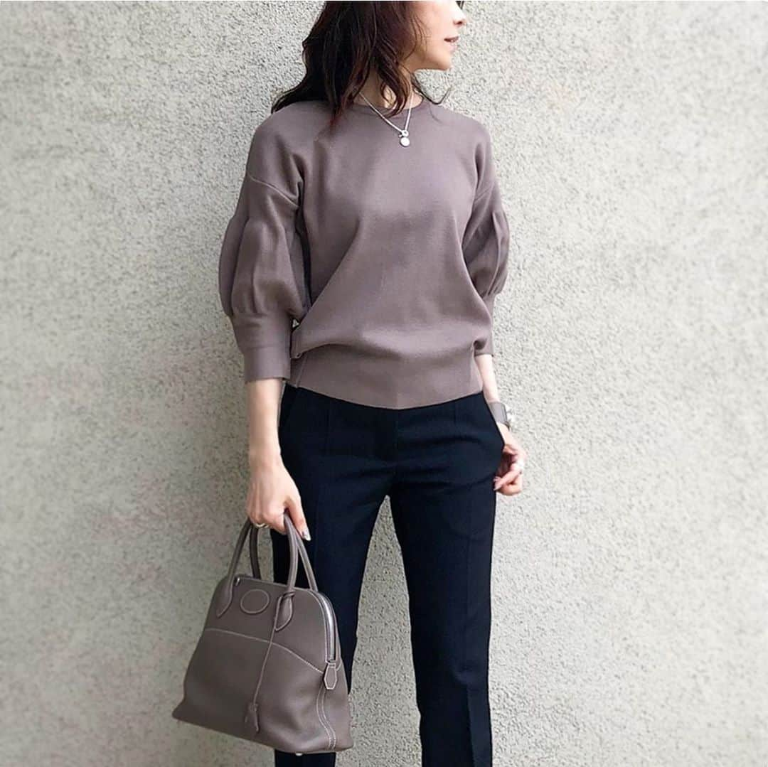 akko3839さんのインスタグラム写真 - (akko3839Instagram)「﻿ ﻿ beige×black﻿ ﻿ ﻿ ボリューム袖が可愛いニット❤︎﻿ 肌触りも優しいꪔ̤̮﻿ ﻿ top @romile_official﻿ pants / burberry﻿ bag / hermes﻿ pumps / manoloblahnik﻿ ﻿ ﻿ ﻿ ﻿ ﻿ ﻿ ﻿ #romile#ロミール#コーデ#コーディネート#instagood#outfit#code#instalike#fashionista#instafashion#ootd#simple#chic#style#stylish#styleblogger#Instafashion#fashiongram#mystyle#fashionista﻿」9月21日 23時09分 - akko3839