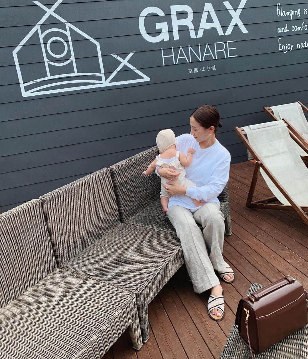 のインスタグラム：「____ 大阪市内から1時間半で来られるオアシス🌿 緑に囲まれたコテージでの時間。 自然感じてもらえたかな👶🏻🌳💭 #毎年恒例になりそう ____ #グランピング #graxhanare  #リフレッシュ #親子コーデ  #zarababy」