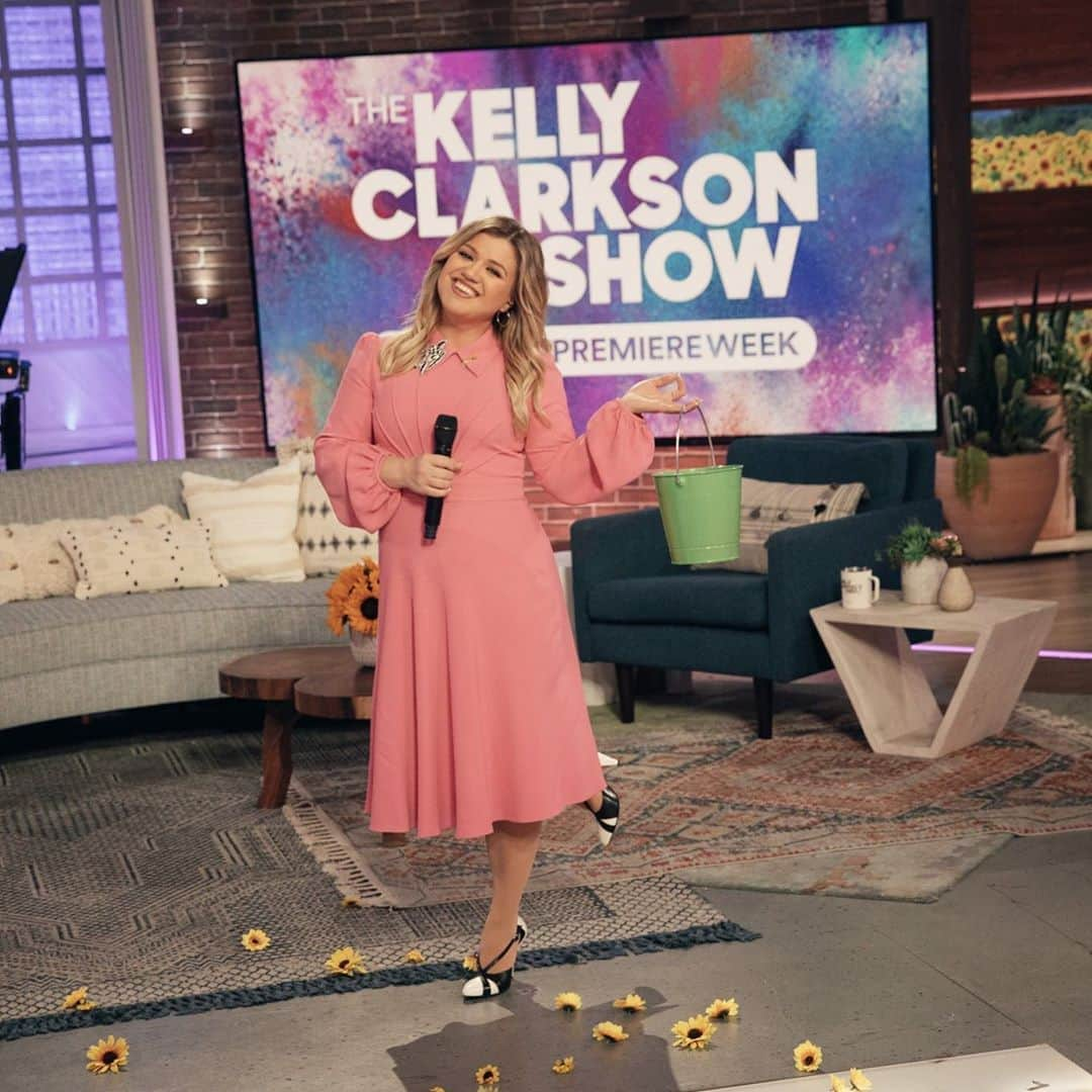 ケリー・クラークソンさんのインスタグラム写真 - (ケリー・クラークソンInstagram)「All smiles cause Season 2 of the @kellyclarksonshow‬⁩ PREMIERES TODAY!!! 😍🥰 #KellyClarksonShow」9月21日 23時12分 - kellyclarkson