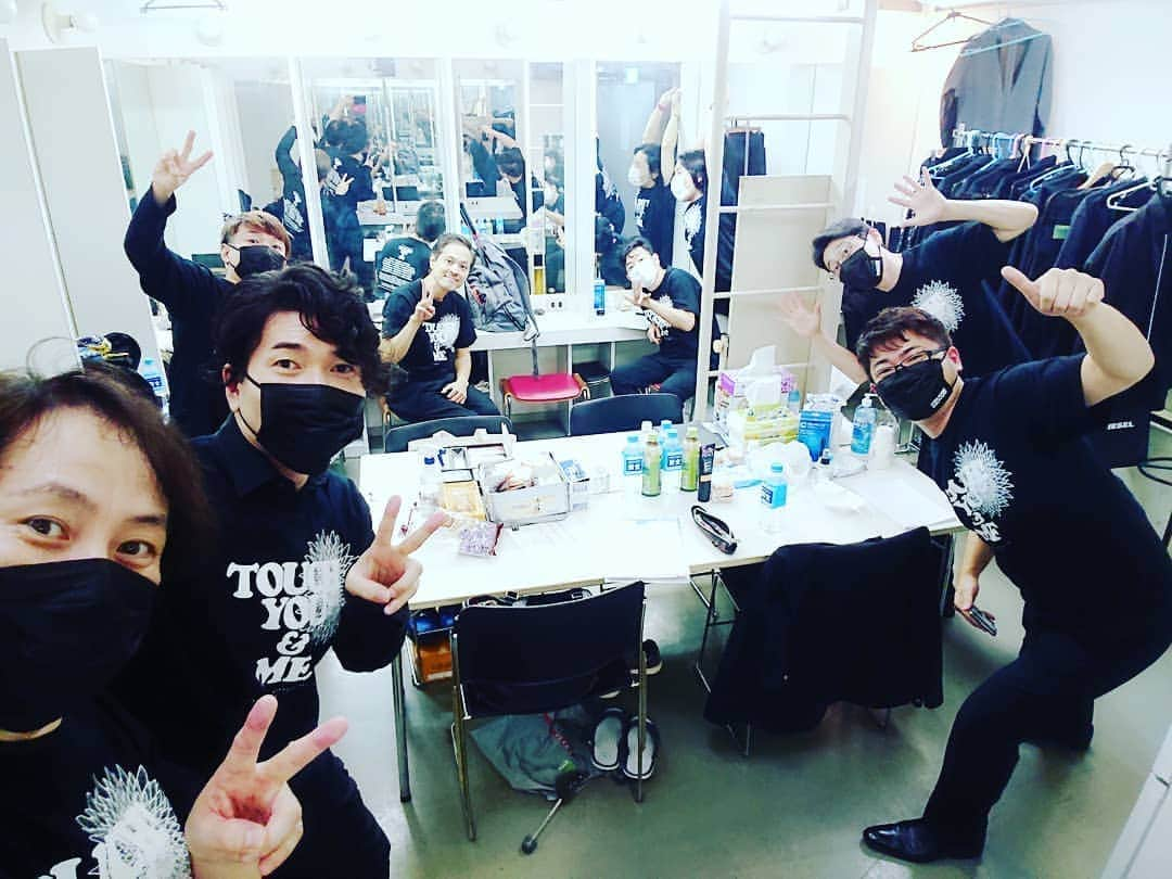 置鮎龍太郎さんのインスタグラム写真 - (置鮎龍太郎Instagram)「そして、#朗読劇タチヨミ 21(月祝)  #新垣樽助 くんと、#名塚佳織 ちゃんが千秋楽を迎えられました。  おめでとうございます(^^ゞ  写真は男子楽屋。  明日は公演全体が千秋楽。  稽古に通った日数の方が圧倒的に多いわ。ま、本番って大体そうよね。」9月21日 23時13分 - chikichikiko