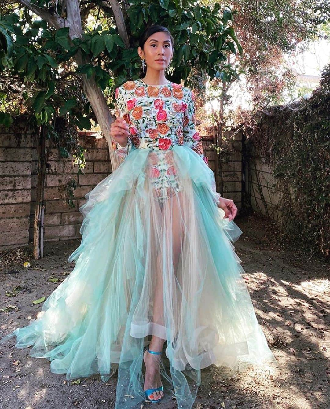 ジェロームCルソーのインスタグラム：「@rainvaldez in the blue Malibu sandals for the 2020 Emmy’s. Congratulations Rain! You looked brilliant. Thank you @zsushoigerie for the creativity in your styling.」