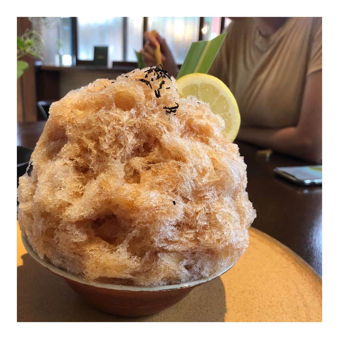 川村礼美のインスタグラム：「きっと今年最後のかき氷🍧 桃とアールグレイ🍑 いつかこんな家に住みたい癒しおしゃれ空間KONでした🦊✨」