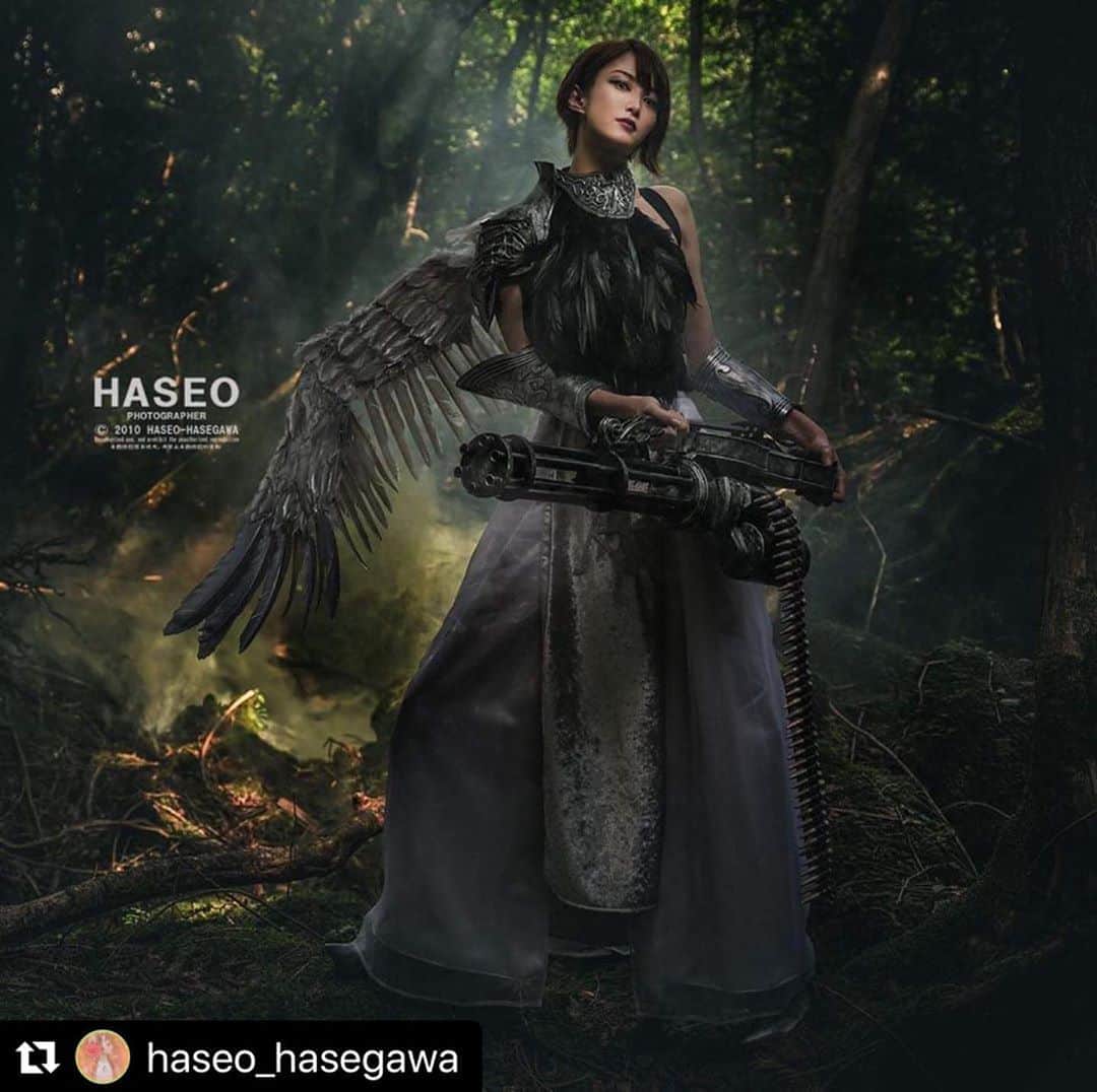 のインスタグラム：「🔫 HASEOさんがまたまた物凄いお写真を撮って下さいました📷✨ 戦闘用バイオリン！！！すごい！！！😳🎻✨✨✨  #Repost @haseo_hasegawa with @make_repost ・・・ 本日発売 フォトテクニックデジタルでは バイオリニストのAYASAさんをモデルに 壮大な撮影をさせて戴いてます‼️  山葵さん製作の戦闘用バイオリンも登場‼️ 必見です！  衣装製作、大川由貴 鎧、戦闘バイオリン製作　山葵」