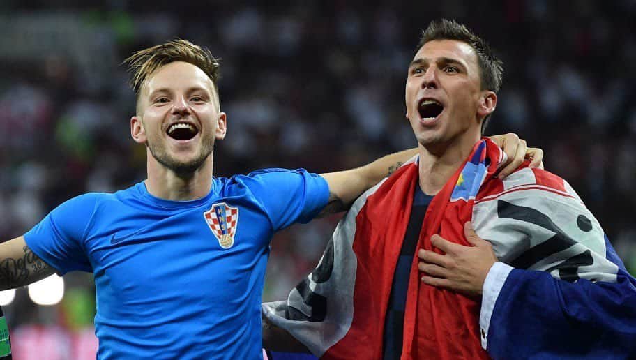 マリオ・マンジュキッチのインスタグラム：「Sretan sam što smo zajedno doživjeli toliko velikih trenutaka s Hrvatskom - bilo mi je zadovoljstvo dijeliti s tobom teren i svlačionicu, pobjede i poraze, suze i smijeh 🇭🇷  @ivanrakitic, možeš biti ponosan na sve što si ostvario s Hrvatskom... 🥈 A sada možemo konačno jednom skupa u miru pogledati utakmicu reprezentacije 🍻  Iako, znaj, lakše je igrat' nego gledat' 😁」