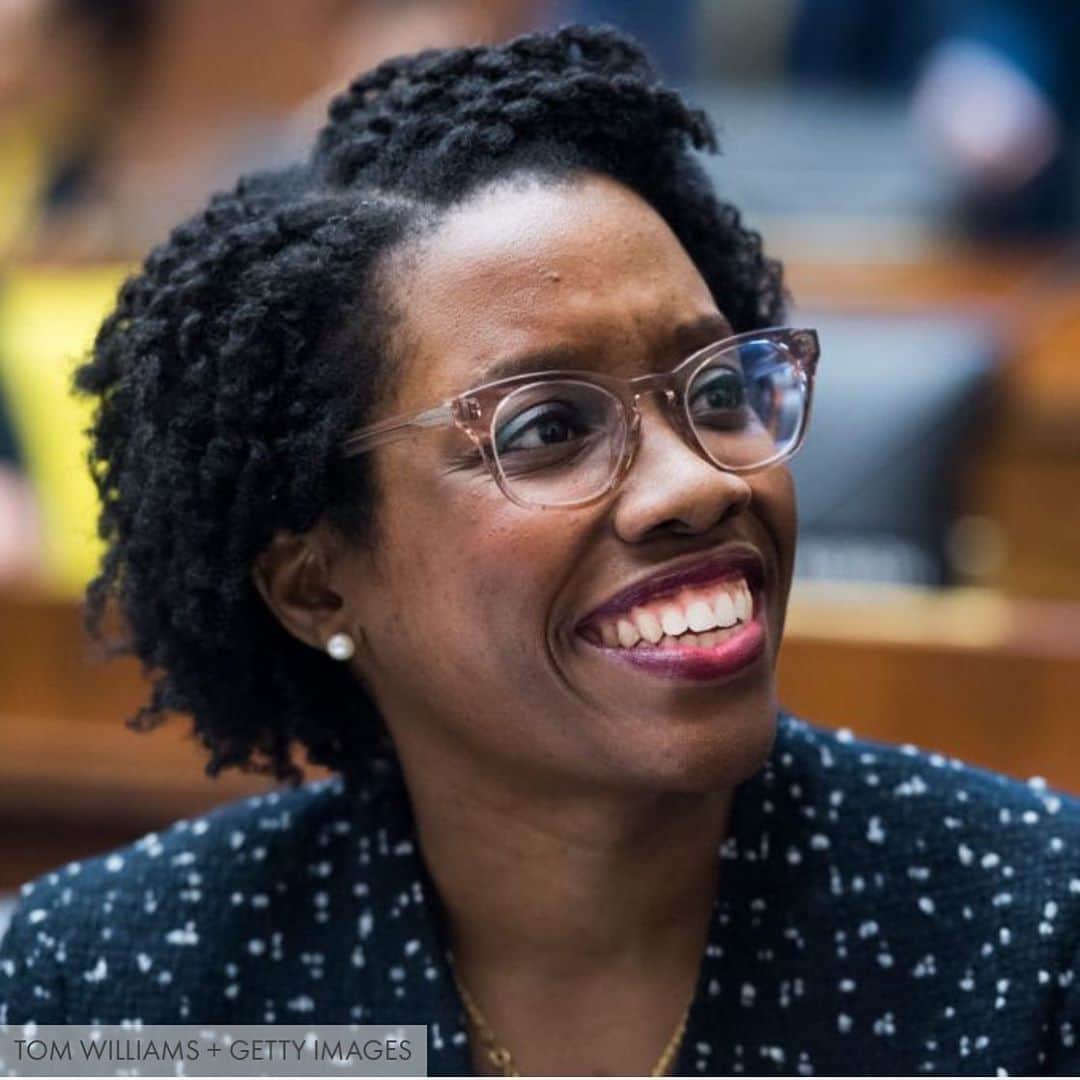 クレア・コフィーのインスタグラム：「This is @laurenaunderwood, Congresswoman from Illinois’ 14th district. She is an unstoppable force, the truest character, and she is running for re-election in Nov. In her freshman year in congress, she co-created the Black Maternal Health Momnibus to improve maternal health outcomes and close racial disparities. She is the youngest black woman ever elected to congress and she is on a mission to provide comprehensive quality health care for all. #vote」