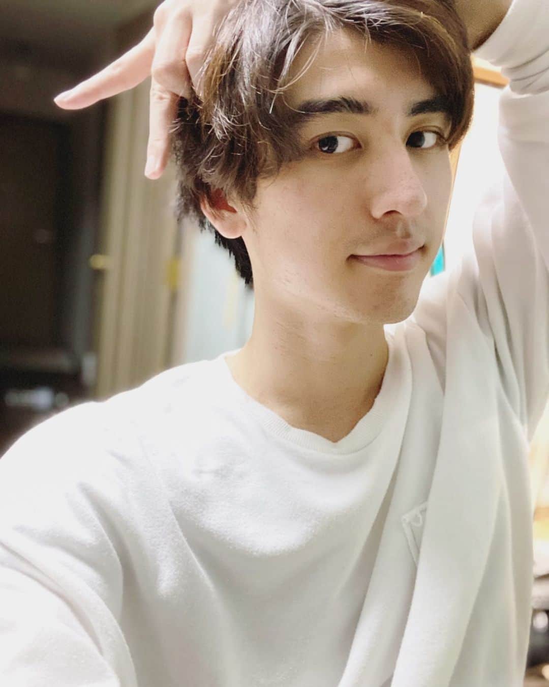 のインスタグラム：「正解は「近々インスタライブをします！」でした。沢山の回答ありがとうございました。めっちゃ笑いました。笑 今のところ今週の金曜日の予定です。都合が合えば是非気軽に遊びに来てください😎  #初出し #井阪郁巳 #ご縁  #インスタオシャレ化計画  #swag #写真 #193の日 ではないけど #2万人突破記念で皆さんと喋りたいなぁと思って☺︎ #日々感謝」