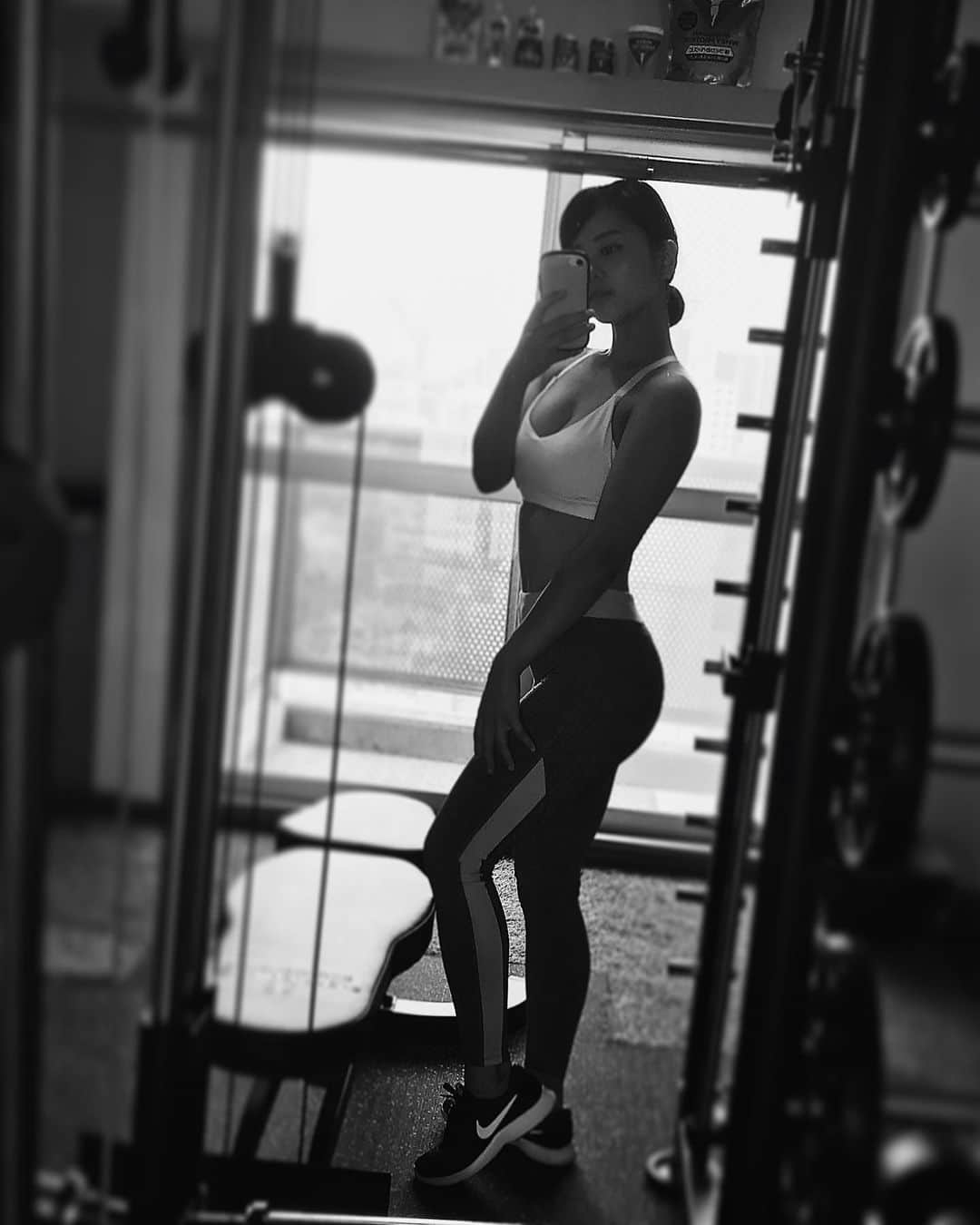 金野美穂さんのインスタグラム写真 - (金野美穂Instagram)「過去の自分には 負けたくないものよね😥  #workout #トレーニング#自分磨き  #むちむちボディ #bodymake #girl #monochromephotography」9月21日 23時27分 - kaneno_miho