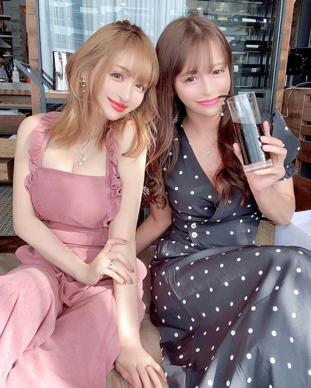 真優川咲さんのインスタグラム写真 - (真優川咲Instagram)「#👭#☕️#🎀#😁#🧖‍♀️ ✨ ꙳ りりたんと #銀座#カフェデート 𖠚ᐝ🌞🎶 相変わらず #恋バナ と#美容トーク が止まらなかったよ 😘‪𐤔 ꙳ 特に 【 @pruge_clinic 】で つい先日にした #小顔＆#ぷるぷる注射 の効果が かなり出てていい感じ💖って🥰 りりたんも 相変わらず#美肌 #ぷるぷる で良い感じだった～😍 私もまた #頬#ぷるぷる 🥚しにいきたいな ..🐣✨✨ #フェイスライン も#小顔注射 が効いたみたいなので 2回目も検討中 🤫💖💖 #女は美容に忙しい っっね🎶😝 #美容 #美意識 #女子力 #美容大好き #咲beauty💋 #美容day 💋」9月21日 23時29分 - saki_411