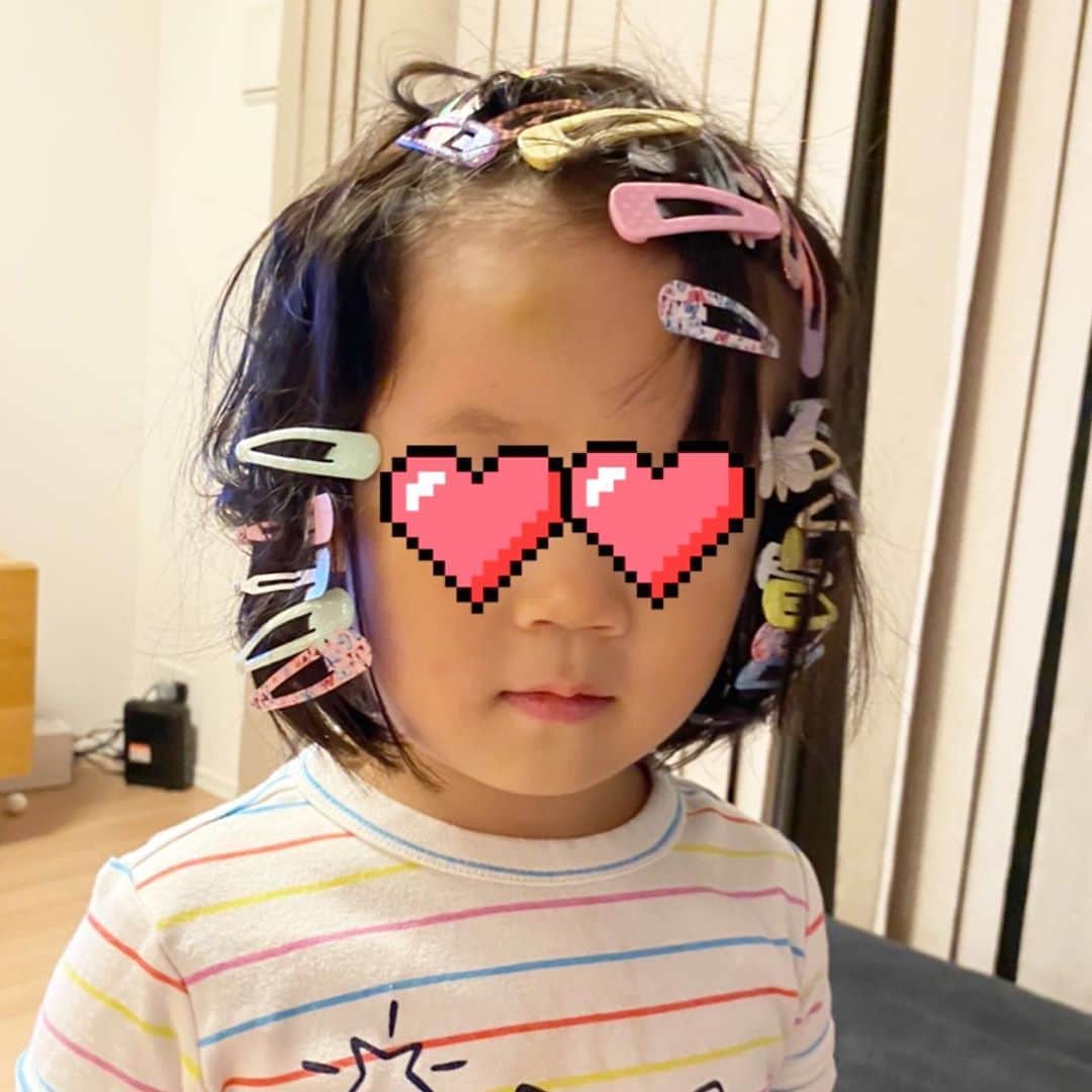 花津ハナヨさんのインスタグラム写真 - (花津ハナヨInstagram)「次女4歳の最近のお気に入りの髪型。 （自分でやる） これで外に出たがるけど、髪型を直すフリしてこっそりヘアピン間引いて、三つくらいにしてる… #年少」9月21日 23時30分 - 872874