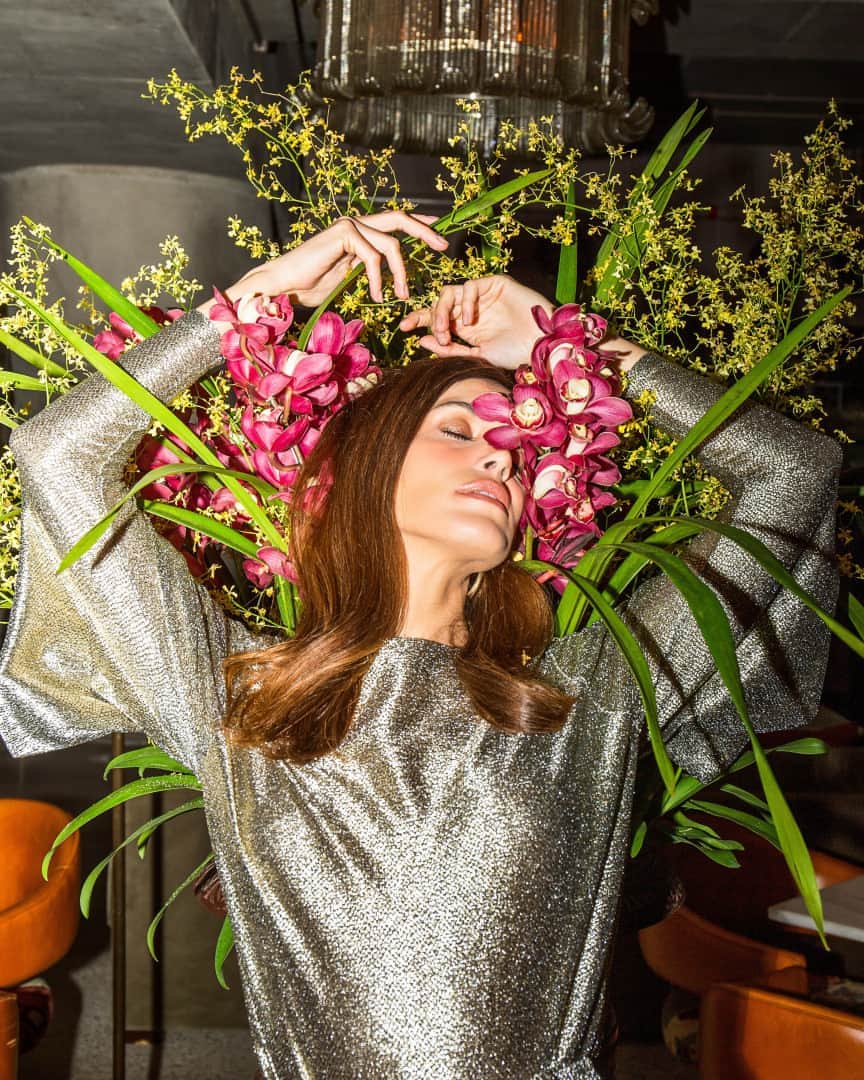 ロザ チャのインスタグラム：「Rise & shine: malhas com efeito metalizado estão entre os highlights da coleção Comfy & Glam, que já desembarcou nas lojas e no site. Confira todos os lançamentos e entre no mood da estação com a #rosacha! (Blusa ref. 11.05.4059) #glam」