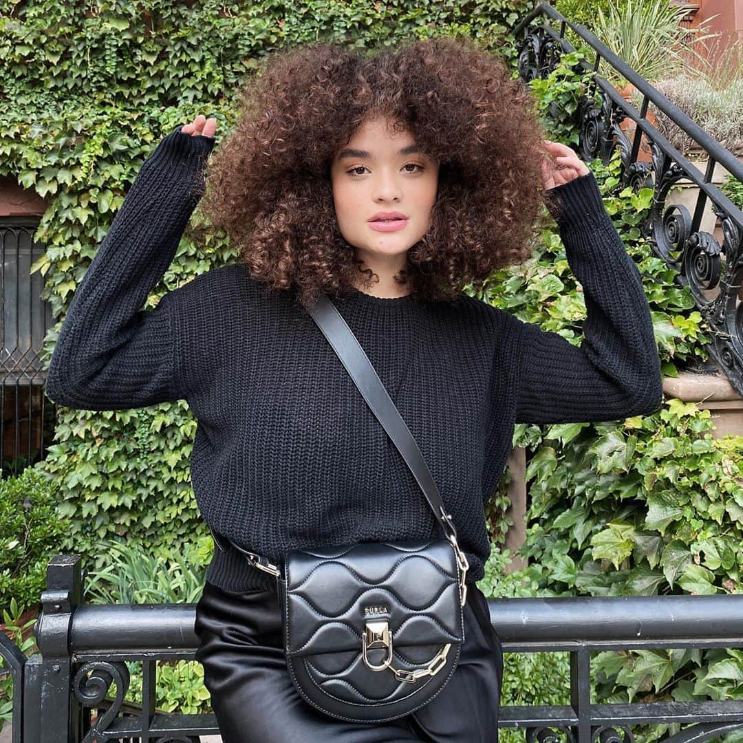フルラのインスタグラム：「A gleaming stud-buckle chain meets a new approach to leather: @mynamesdiana with her new Furla Miss Mimi.  #furlaopeningparty #thefurlasociety #furlafeeling #newcollection #furla #accessories #fashion」