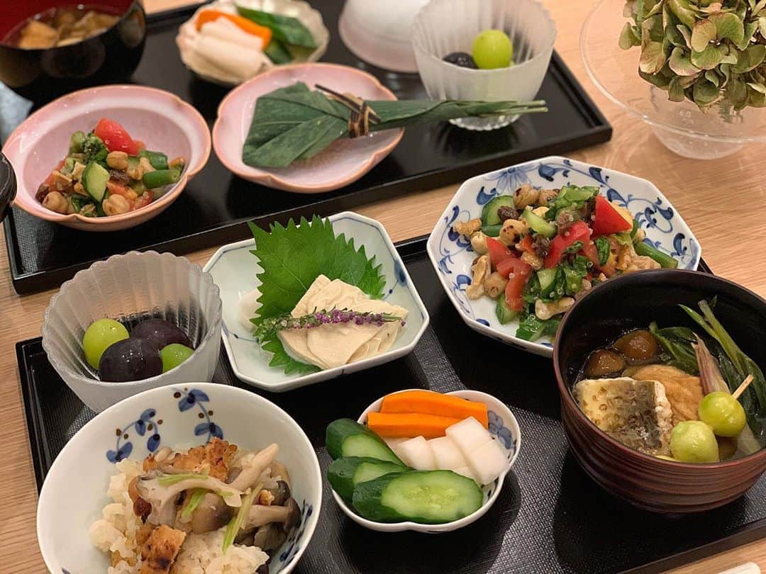 のインスタグラム：「おうちごはん❤️ 娘のベストフレンドが 我が家にスリープオーバーにきました😘😘 みんなで夜ごはん🍲 お片付けもしてくれて助かりました！ ありがとう😊😊😊」