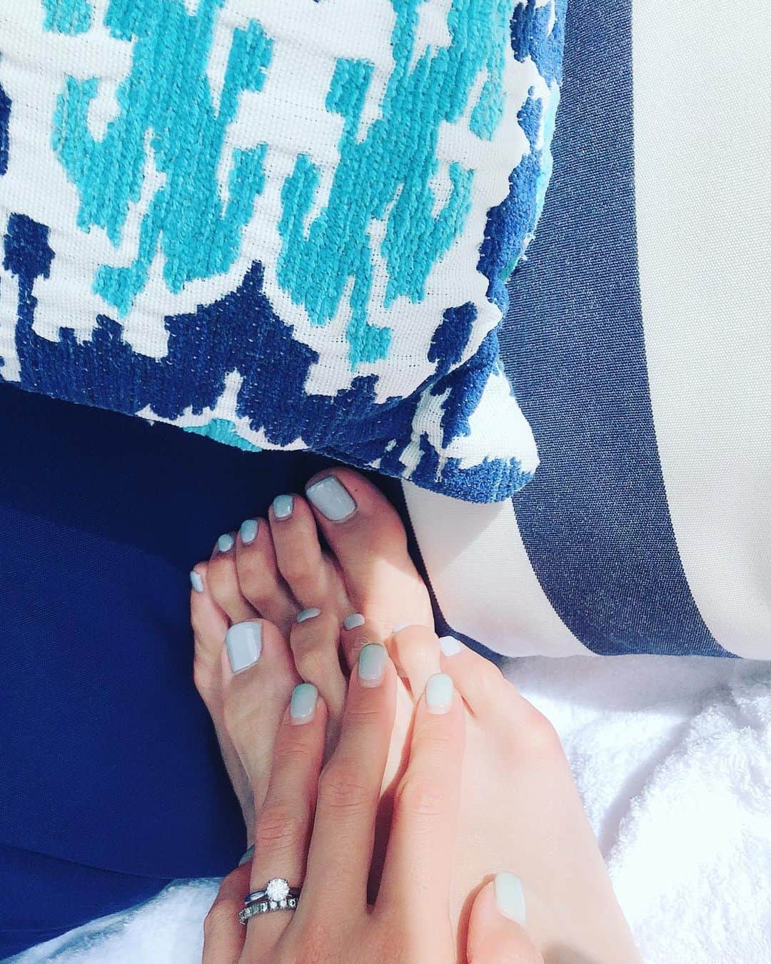 林香里さんのインスタグラム写真 - (林香里Instagram)「hand & foot nail....♚♚♚ マットで絶妙なアイスグレーカラー。 夏でもない、そろそろ秋…今の気分にしっくり。 ハンドネイルはうっすらグレーの細いラインを 入れてもらった、こっそりなこだわり♡  #handnail#nails#nailart #nailstagram」9月21日 23時36分 - kaori_hayashi1203