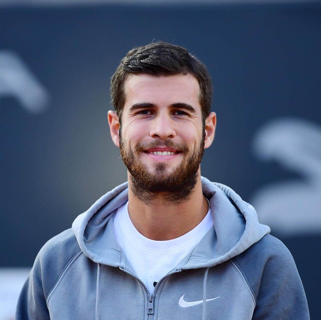 カレン・ハチャノフのインスタグラム：「In good mood. Looking forward to start the tournament tomorrow💪🎾😊 // В хорошем и боевом настроении жду начала @hamburgopen!」