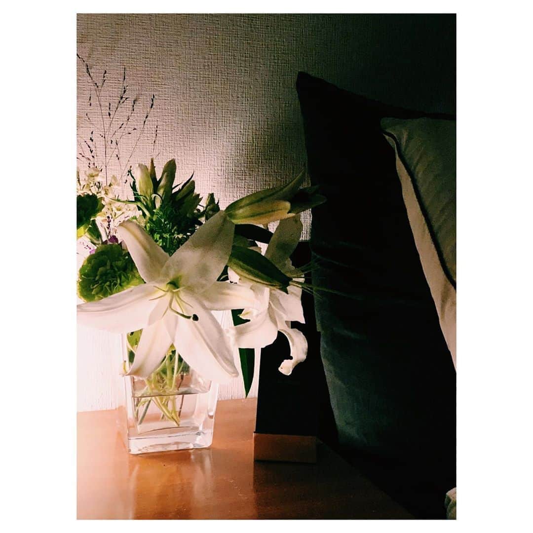 奥菜恵さんのインスタグラム写真 - (奥菜恵Instagram)「百合の香りが良い香り。癒される〜。 お休みなさい😌💤🌈  #百合 #安眠 #秒で眠れる #私の特技 #お休み」9月21日 23時45分 - megumi_okina