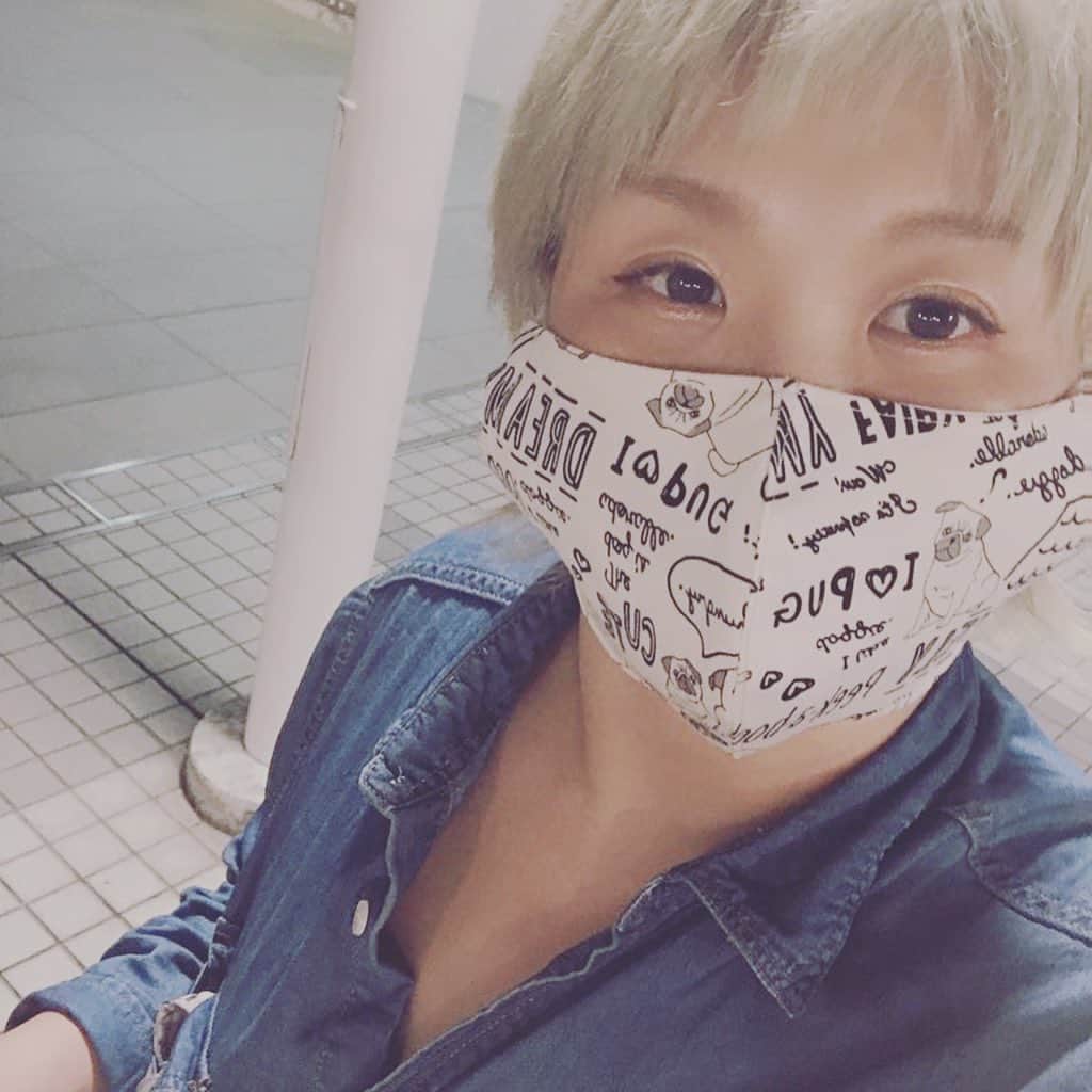 のインスタグラム：「嬉しいです☆。.:＊・゜  @hokutoakira_official  北斗さんからマスクをいただきました！ しかもパグちゃんです🐶 鼻ぺちゃ族です！  あと今日はひっさびさに大きいお風呂に行って整ってきました。 (温浴→冷水浴すると交感神経が整うそうです♨️🐒) 嬉しいですꉂ(ˊᗜˋ*)ヶﾗヶﾗ  自分が温泉好きなことも最近忘れていました！  温泉もっと行こう♥  #musk #温泉 #pug #パグ #高橋奈七永 #SEAdLINNNG #マスク」