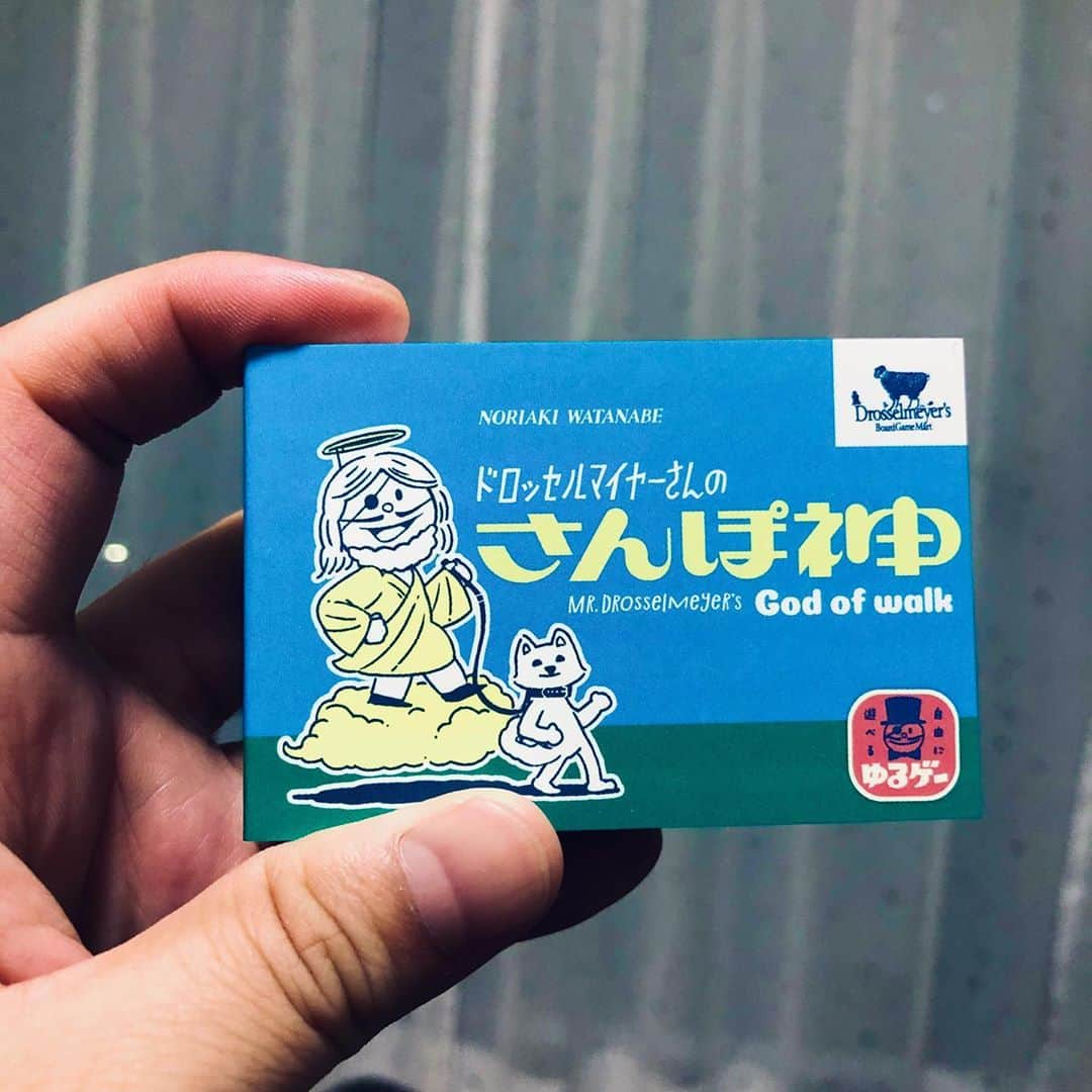 えびちりさんのインスタグラム写真 - (えびちりInstagram)「サイコーのゲームを見つけた！ 「どこで」「なにをする」というのをランダムに決めて散歩しよう。というヤツ。  「北に向かって歩き」「古い物を見つけよう」とか 「緑の多い場所に行き」「普段聴かない音楽を聴こう」みたいな。  勝ちも負けもなければ、プレイ時間も人数も自由な #ゆるゲー です。  今度カメラ片手に一日歩くぜ！  #ドロッセルマイヤーズ」9月21日 23時49分 - abchl55