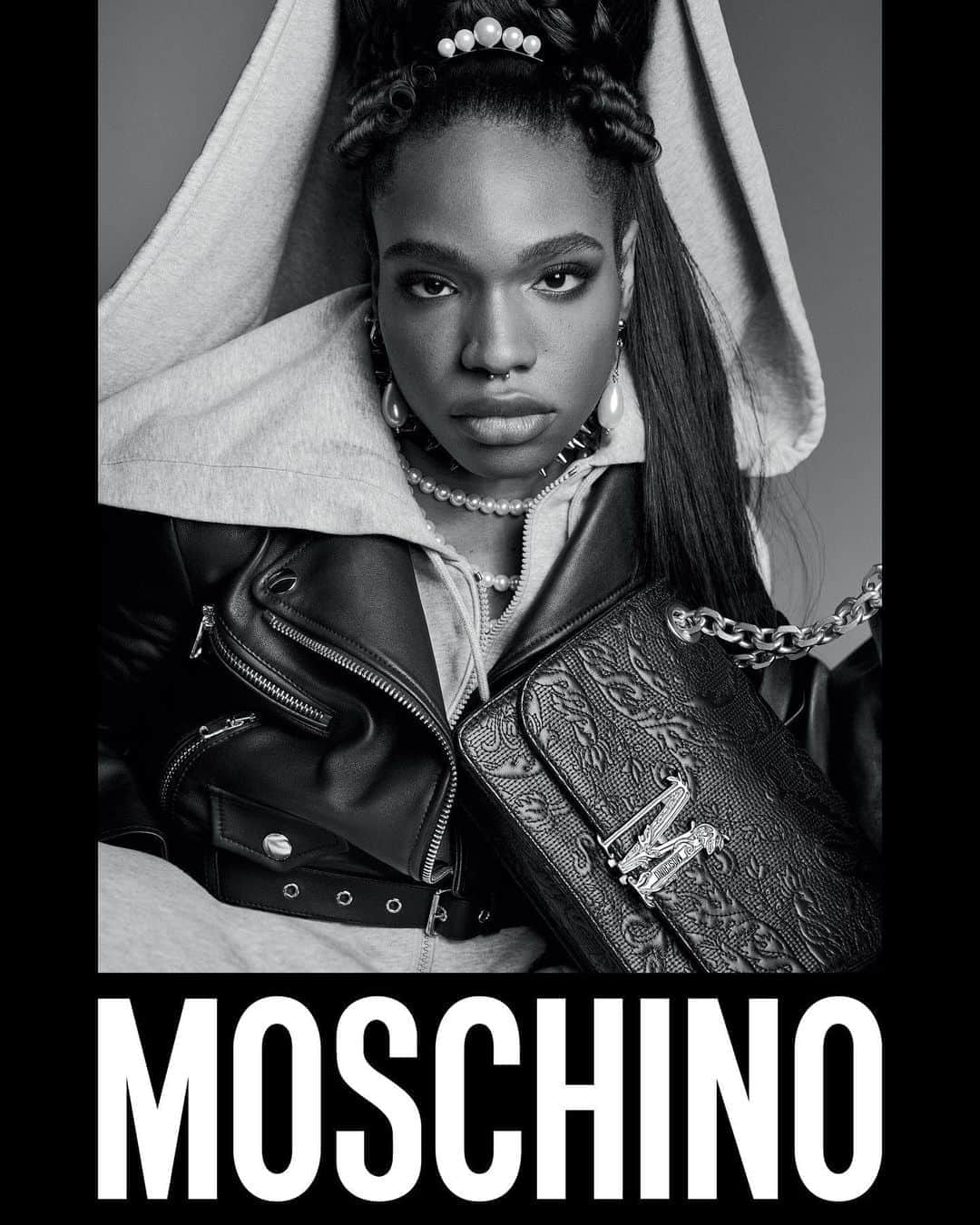 ジェレミー・スコットのインスタグラム：「PRESENTING MY FALL WINTER MOSCHINO CAMPAIGN STARRING @aaron___philip SERVING FACE FACE FACE !!! PHOTOGRAPHED BY @LUIGIANDIANGO  WITH MAKE UP BY @GEORGISANDEV NAILS BY @NAOMINAILSNYC AND HAIR BY @LUIGIMURENU」