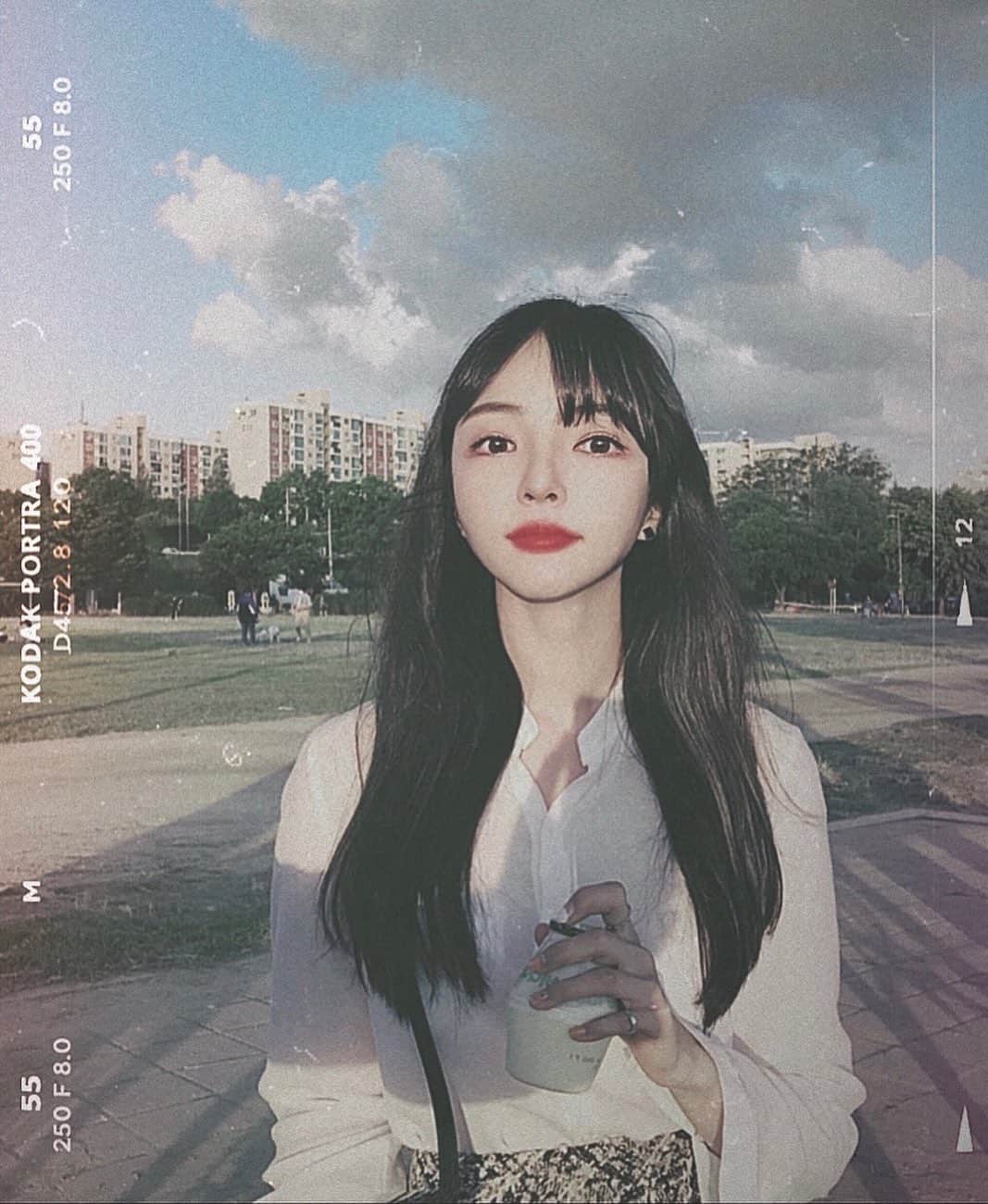 ユジョン のインスタグラム：「솔직히 요즘 날씨 너무해🤍」