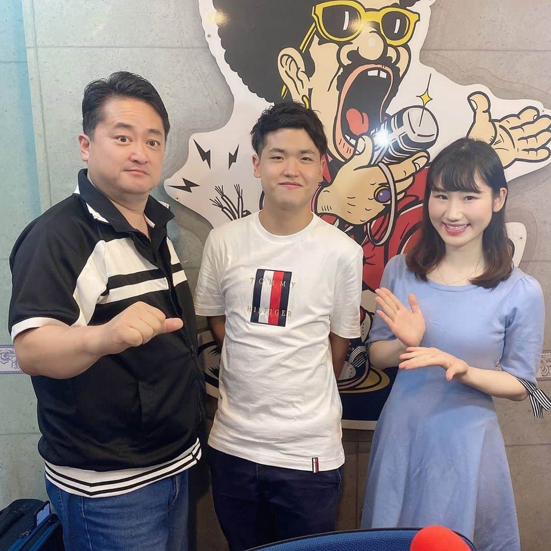 横田のインスタグラム：「今日はラジオに呼んでもらいました 告知忘れてました、すみません… 写真のポーズが宣材写真と全く同じでした  #レインボーFM #山本洋之さん #横山天音 #つばめ花火」