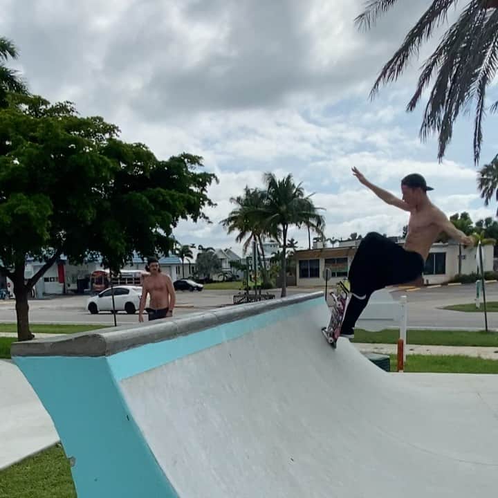 ジェイク・イラーディのインスタグラム：「Quick line at the park with some 🆕🆕 • • • 📲 @ryanbeckford」