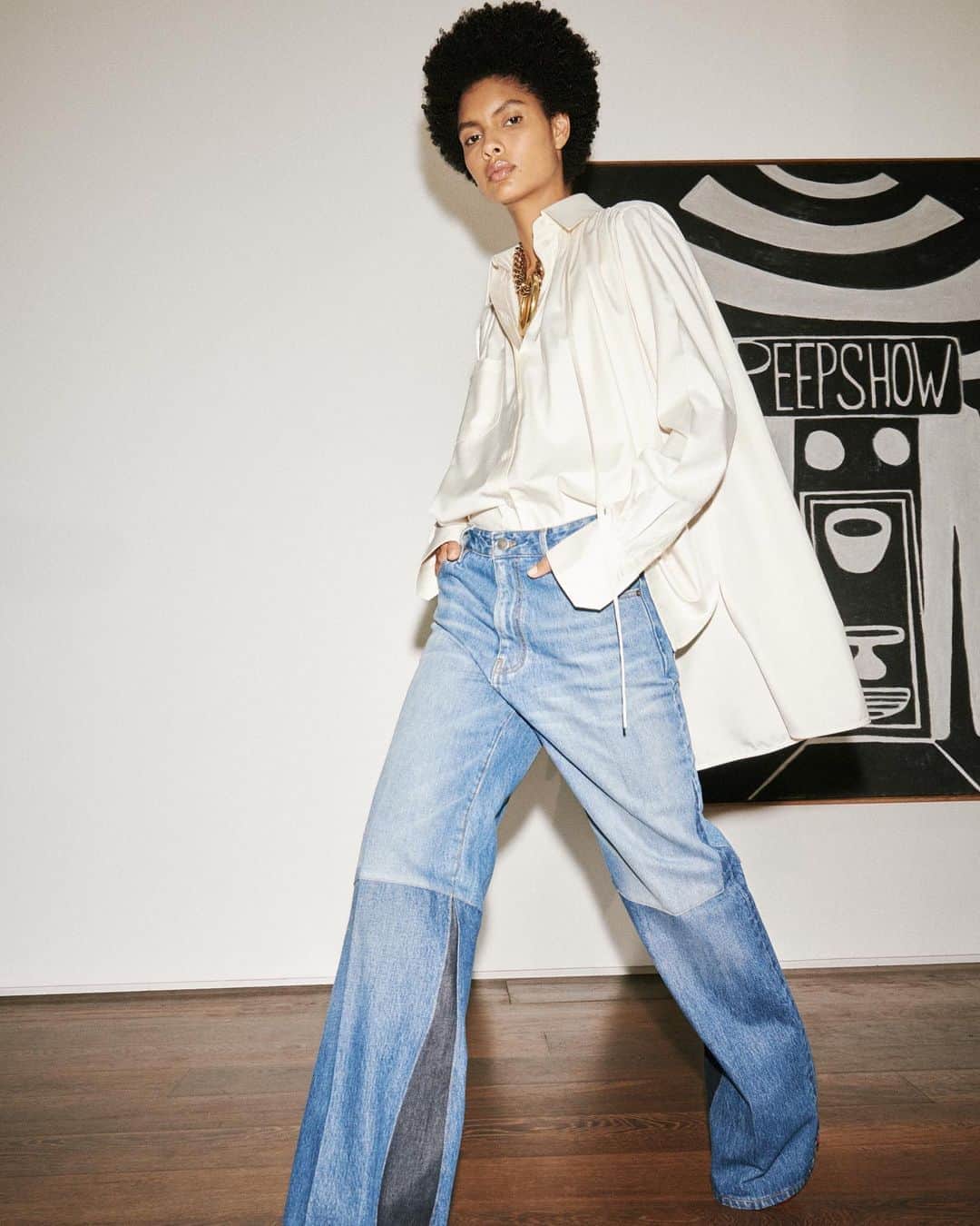 British Vogueさんのインスタグラム写真 - (British VogueInstagram)「“Wearable but dreamy” is how #VictoriaBeckham describes her #SS21 offering. From her quest to get the perfect vintage wash on her new low-slung jeans (she lived in vintage denim in lockdown) to the heel height that feels right for the season (hint: it’s high), click the link in bio for everything you need to know about the hyper-edited collection.」9月21日 23時54分 - britishvogue