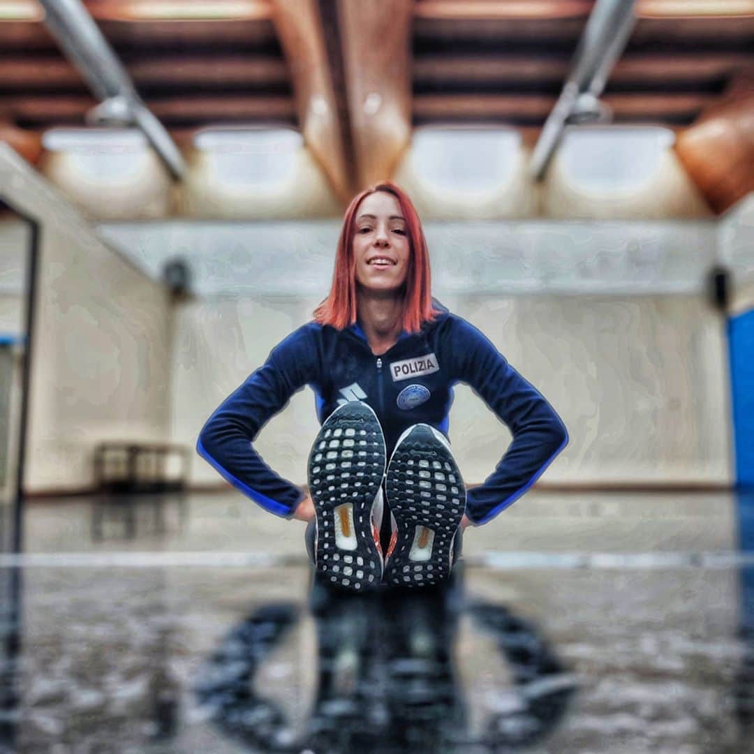 ニコーレ・デラ・モニカのインスタグラム：「Buon lunedì e buona settimana a tutti 💙💙💙👮🏼‍♀️⛸️ #figureskating #poliziadistato #fiammeoromoena #fisg4passion #warmup #stretching #practice #happy #suzukiesport」