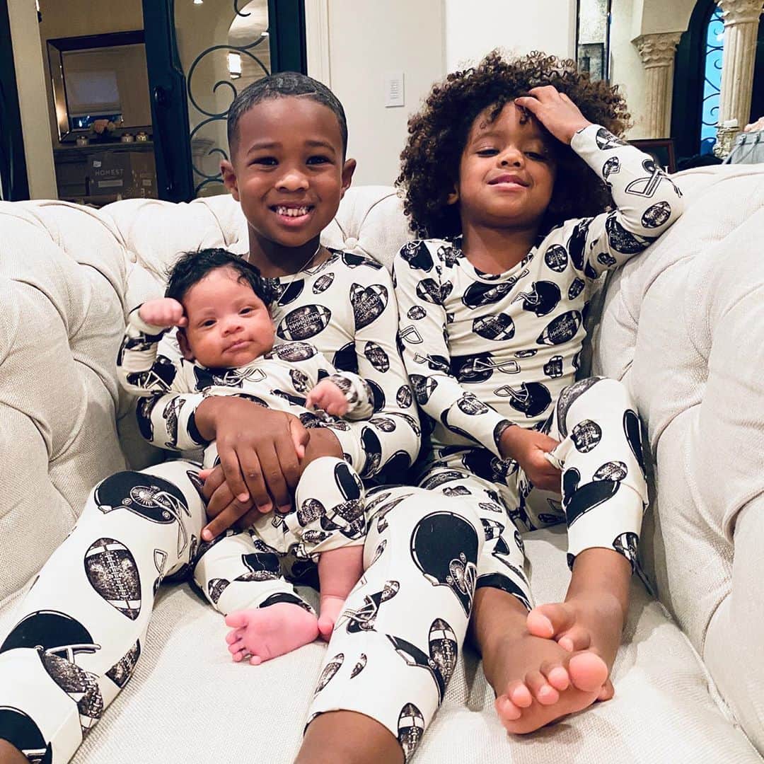 のインスタグラム：「Football is Family 🥰  Proud of You #3 @DangeRussWilson #GoHawks」