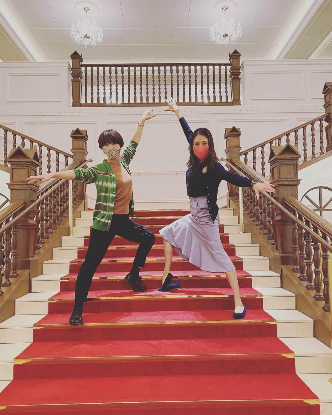 銀華水のインスタグラム：「Newタカホにて。あほなことをやってみる。  客観的にみたらまじで恥ずかしい、、、 何してるんやろ。  以前のタカホのように、各組のトップスターさんの写真あったので、ついついこれもやってもた。  #宝塚ホテル #靴脱げてる #92期」