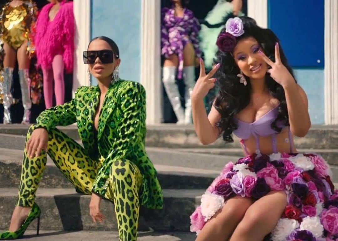 のインスタグラム：「New life goal is to fourth-wheel with @anitta, @iamcardib & @myketowers. The "Me Gusta" video will have to do for now, though 🤪」