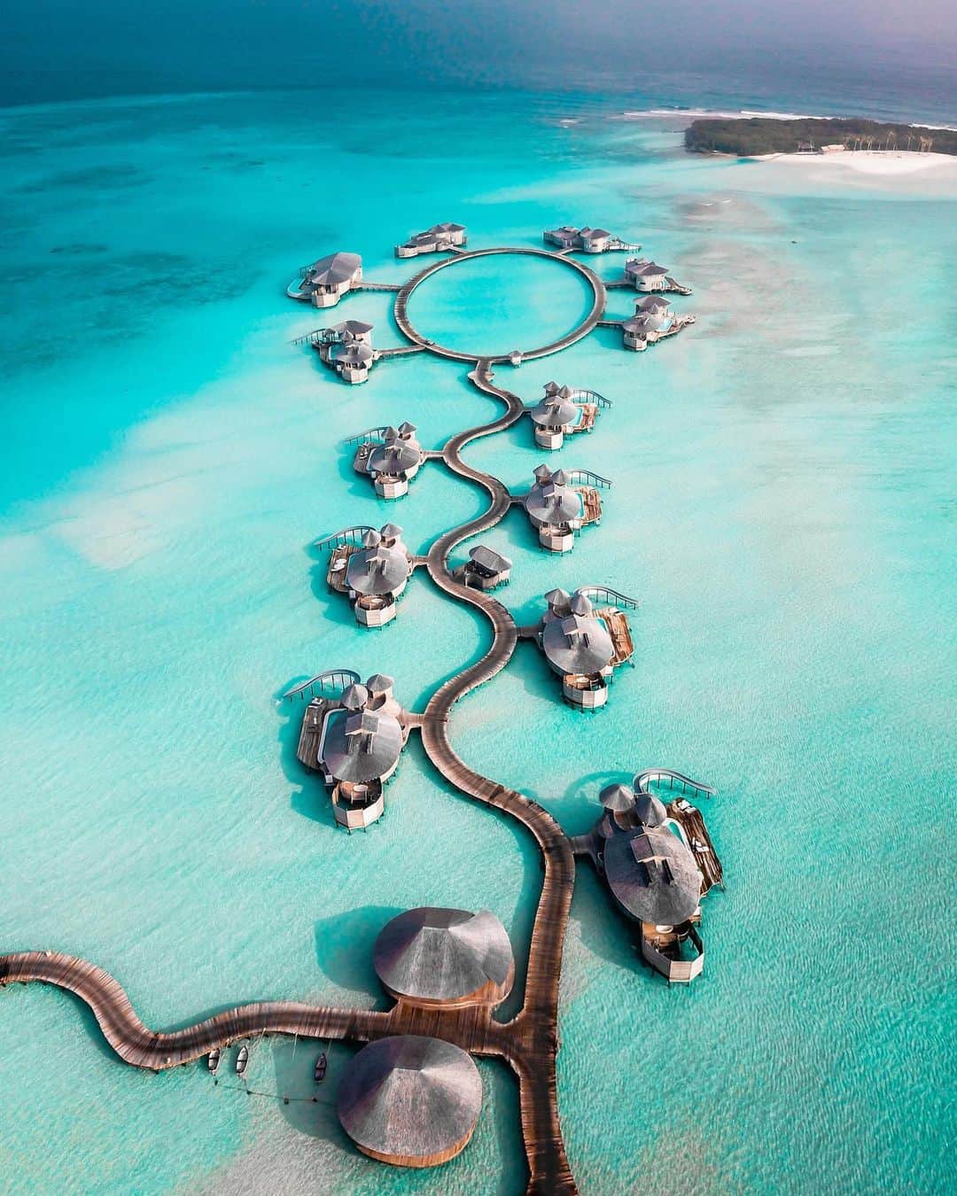 エミレーツ航空さんのインスタグラム写真 - (エミレーツ航空Instagram)「Sea you in Maldives  🇲🇻 Maldives ✈️ Fly better to Maldives with six flights a week from @DXB  🌍 #FlyEmiratesFlyBetter #SeeTheWorld #ViewFromAbove  📸 @jeremyaustiin  📸 @wandergates 📸 @michutravel」9月22日 0時01分 - emirates