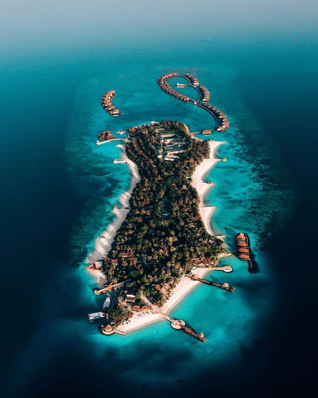 エミレーツ航空さんのインスタグラム写真 - (エミレーツ航空Instagram)「Sea you in Maldives  🇲🇻 Maldives ✈️ Fly better to Maldives with six flights a week from @DXB  🌍 #FlyEmiratesFlyBetter #SeeTheWorld #ViewFromAbove  📸 @jeremyaustiin  📸 @wandergates 📸 @michutravel」9月22日 0時01分 - emirates
