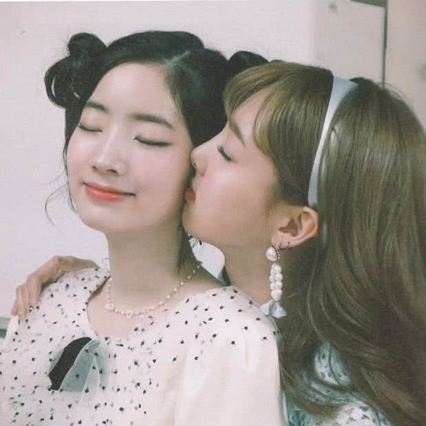 ダヒョンさんのインスタグラム写真 - (ダヒョンInstagram)「Happy birthday to our favorite fake maknae, to the Nation's bff, Nation's it girl and Twice's best unnie 💙 Onces love you always!  #OurRainbowNayeonDay  #원스의_9월은_임나연 ~~~ #TWICE #DAHYUN #KIMDAHYUN #트와이스 #다현 #김다현 #ダヒョン  #トゥワイス #nayeon #nabong #임나연 #happynayeonday #나연 #생일축하해」9月22日 0時02分 - dahyun.news