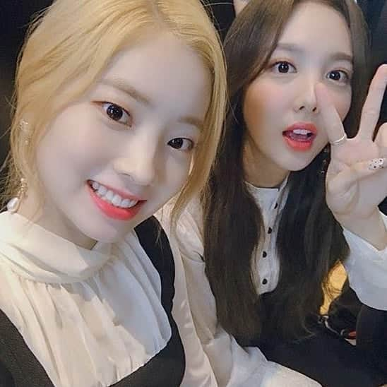 ダヒョンさんのインスタグラム写真 - (ダヒョンInstagram)「Happy birthday to our favorite fake maknae, to the Nation's bff, Nation's it girl and Twice's best unnie 💙 Onces love you always!  #OurRainbowNayeonDay  #원스의_9월은_임나연 ~~~ #TWICE #DAHYUN #KIMDAHYUN #트와이스 #다현 #김다현 #ダヒョン  #トゥワイス #nayeon #nabong #임나연 #happynayeonday #나연 #생일축하해」9月22日 0時02分 - dahyun.news