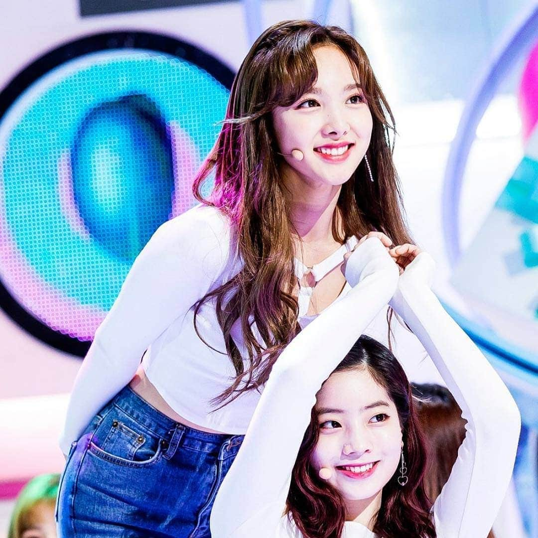 ダヒョンさんのインスタグラム写真 - (ダヒョンInstagram)「Happy birthday to our favorite fake maknae, to the Nation's bff, Nation's it girl and Twice's best unnie 💙 Onces love you always!  #OurRainbowNayeonDay  #원스의_9월은_임나연 ~~~ #TWICE #DAHYUN #KIMDAHYUN #트와이스 #다현 #김다현 #ダヒョン  #トゥワイス #nayeon #nabong #임나연 #happynayeonday #나연 #생일축하해」9月22日 0時02分 - dahyun.news