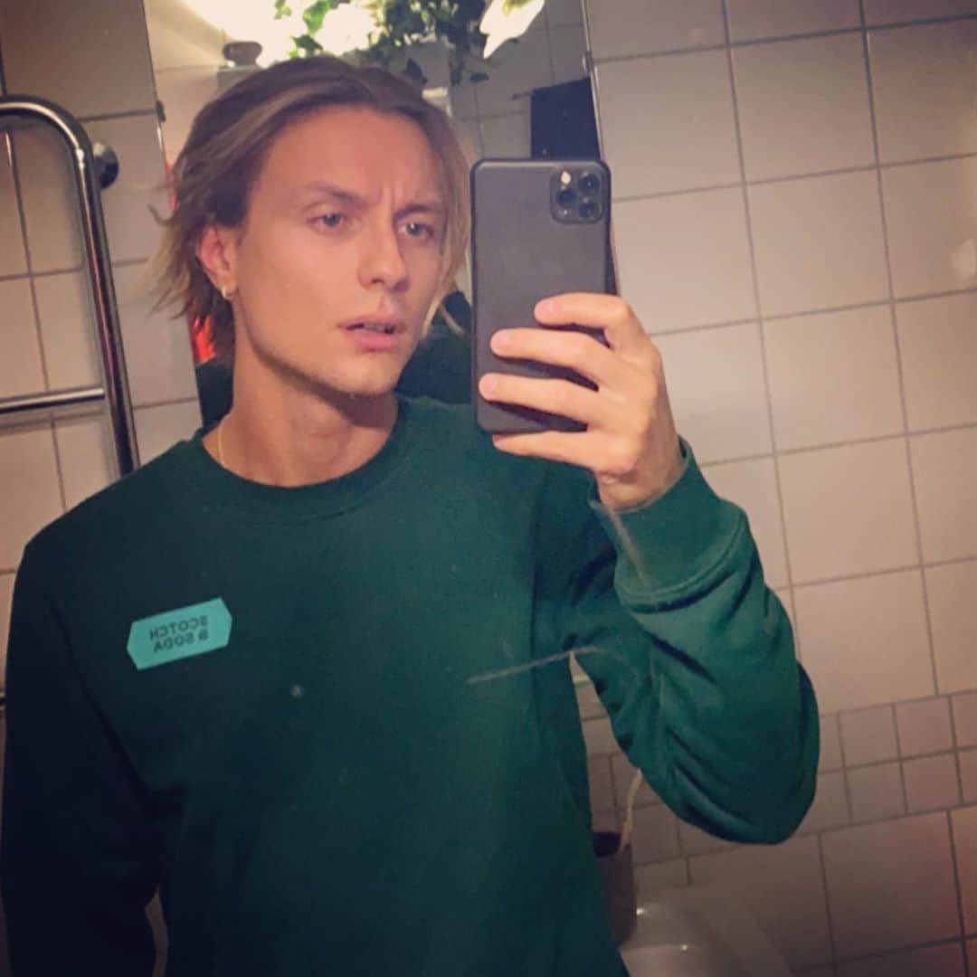 オスカー・エーネスタードのインスタグラム：「Hallå! Tack för att ni lyssnar på  ”Se På Oss Nu”. Ni gör mig GLA! 🌟」