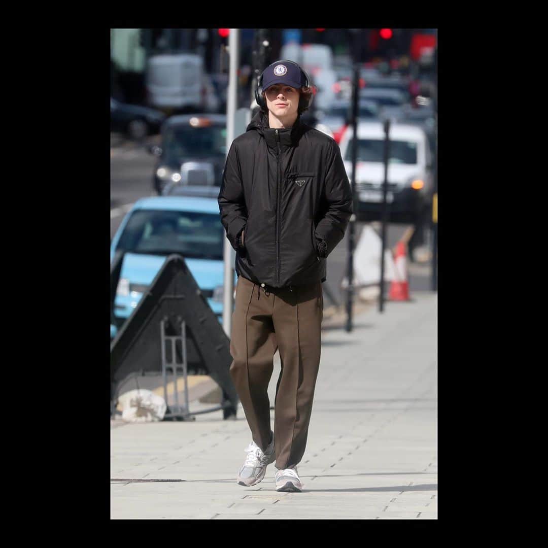shoes ????さんのインスタグラム写真 - (shoes ????Instagram)「Few brands have capitalized off the resurgence of the dad shoe like New Balance. 👟   The NB 990’s have become a staple in modern culture, playing on the nostalgia of the 80s & 90’s hustle/street fashion. 📼  Swipe ➡️ to see some of today’s stars repping the 990’s 📸   1️⃣ @kaiagerber  2️⃣ @liluzivert  3️⃣ @tchalamet  4️⃣ @kourtneykardash」9月22日 0時10分 - shoes